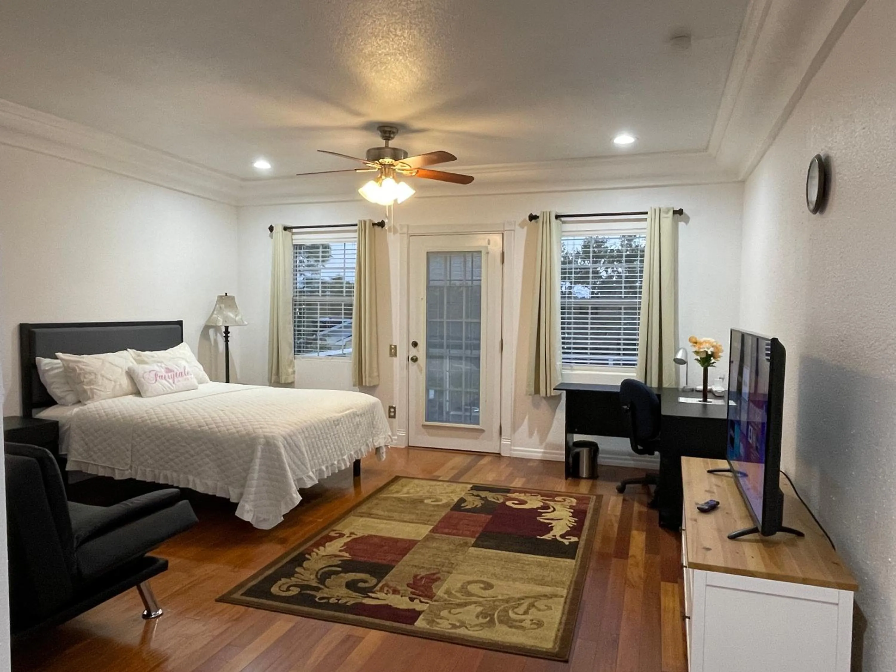 Photo of the whole room, Bed in 2 Bedroom Apartment