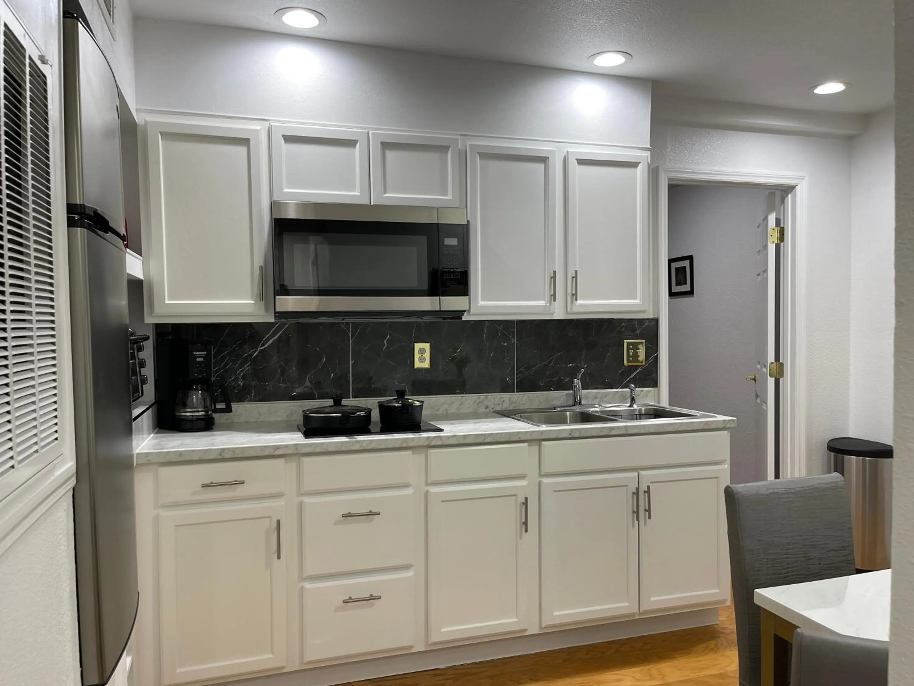 Kitchen or kitchenette in 2 Bedroom Apartment