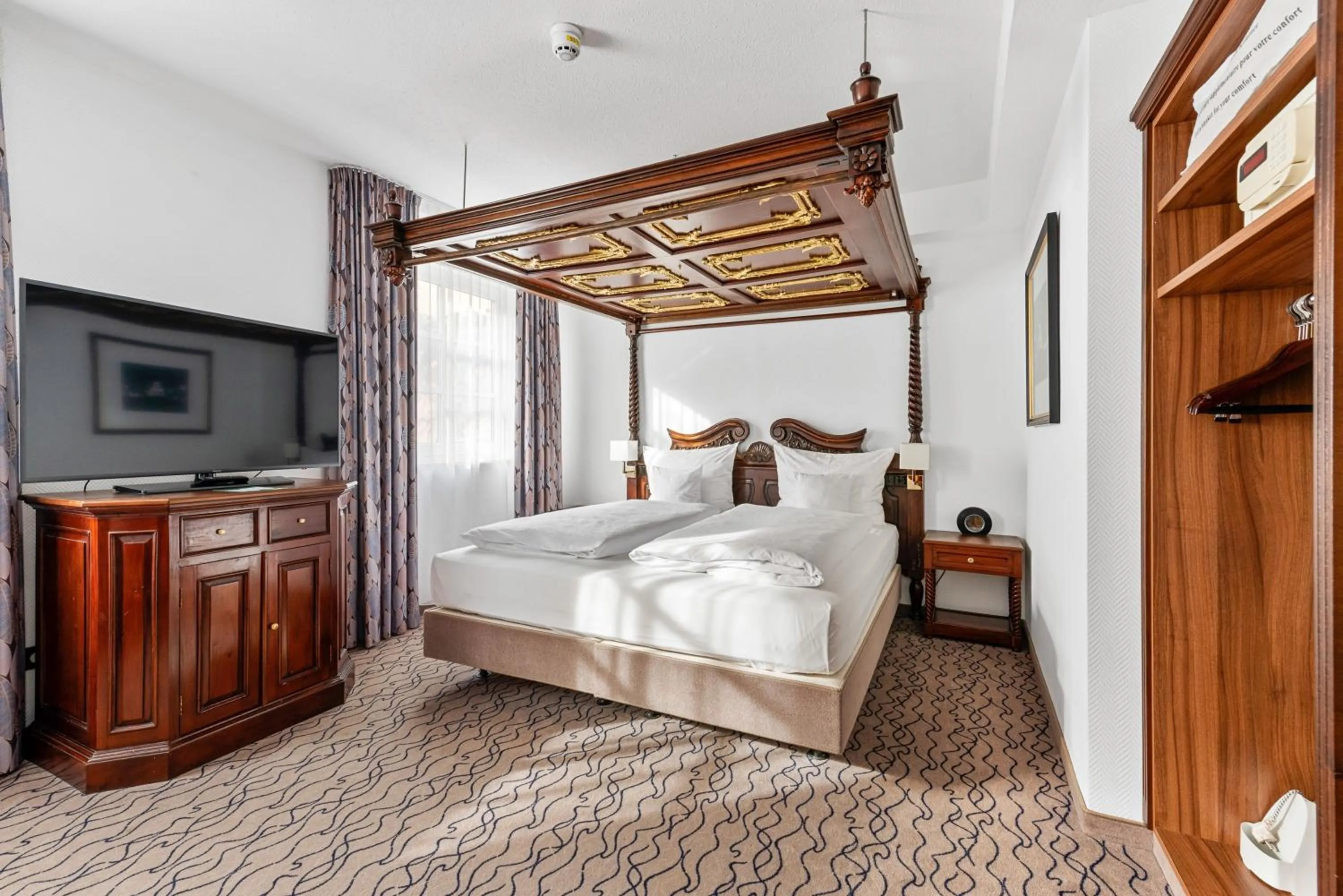 Photo of the whole room, Bed in King's Hotel Center Superior