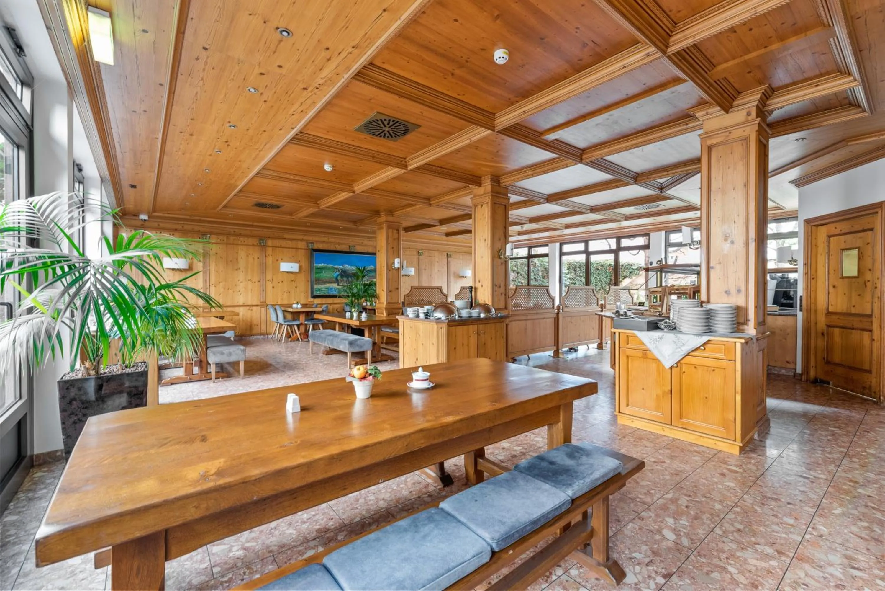 Buffet breakfast in King's Hotel Center Superior