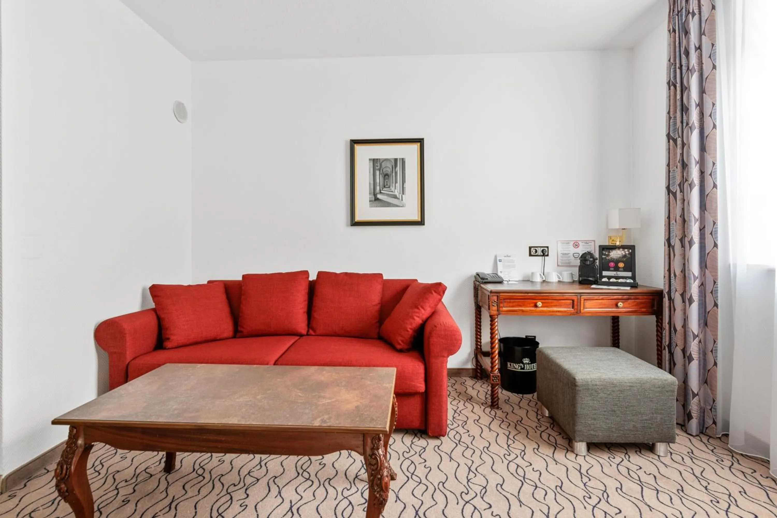 Seating area in King's Hotel Center Superior