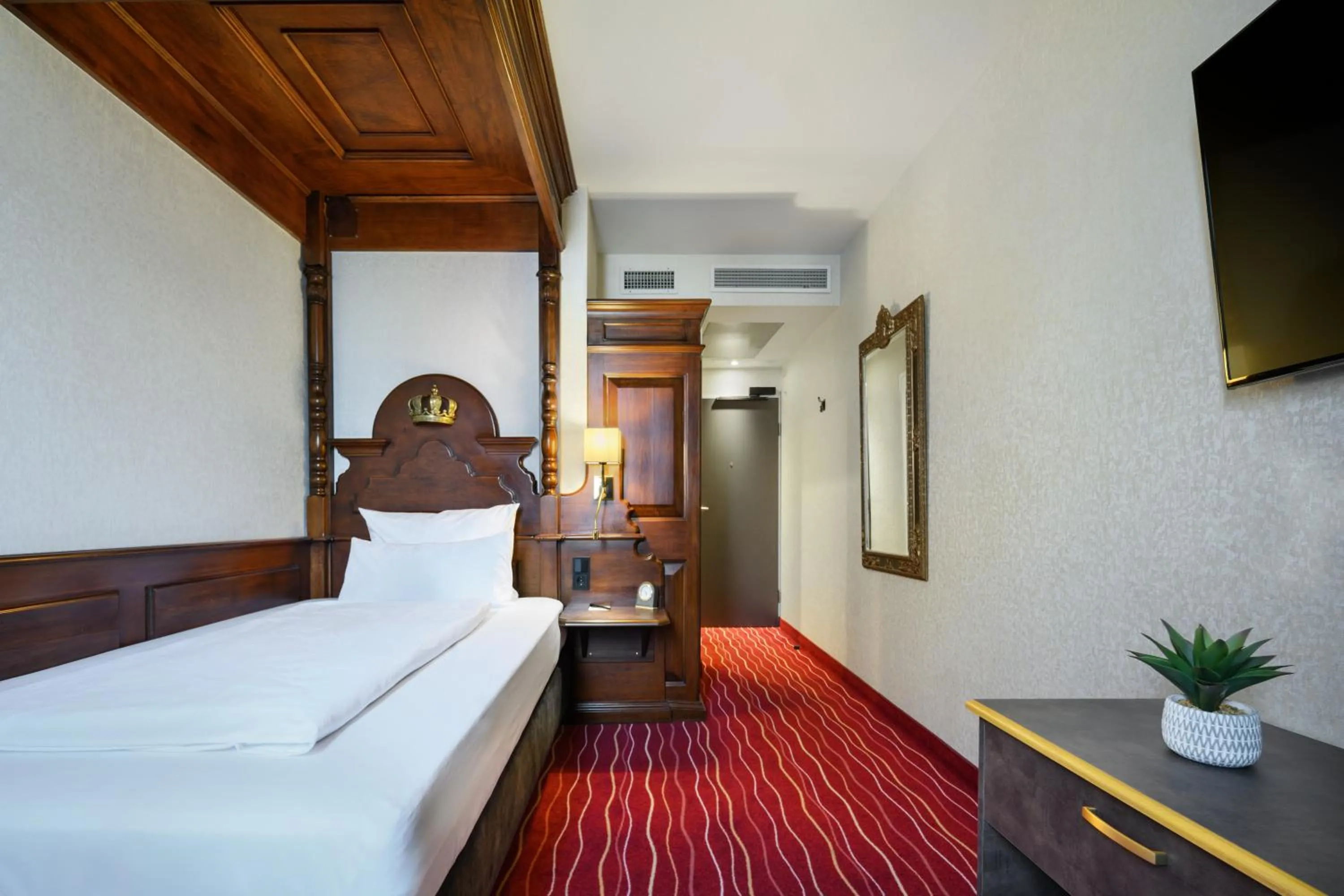 Bed in KING's Hotel First