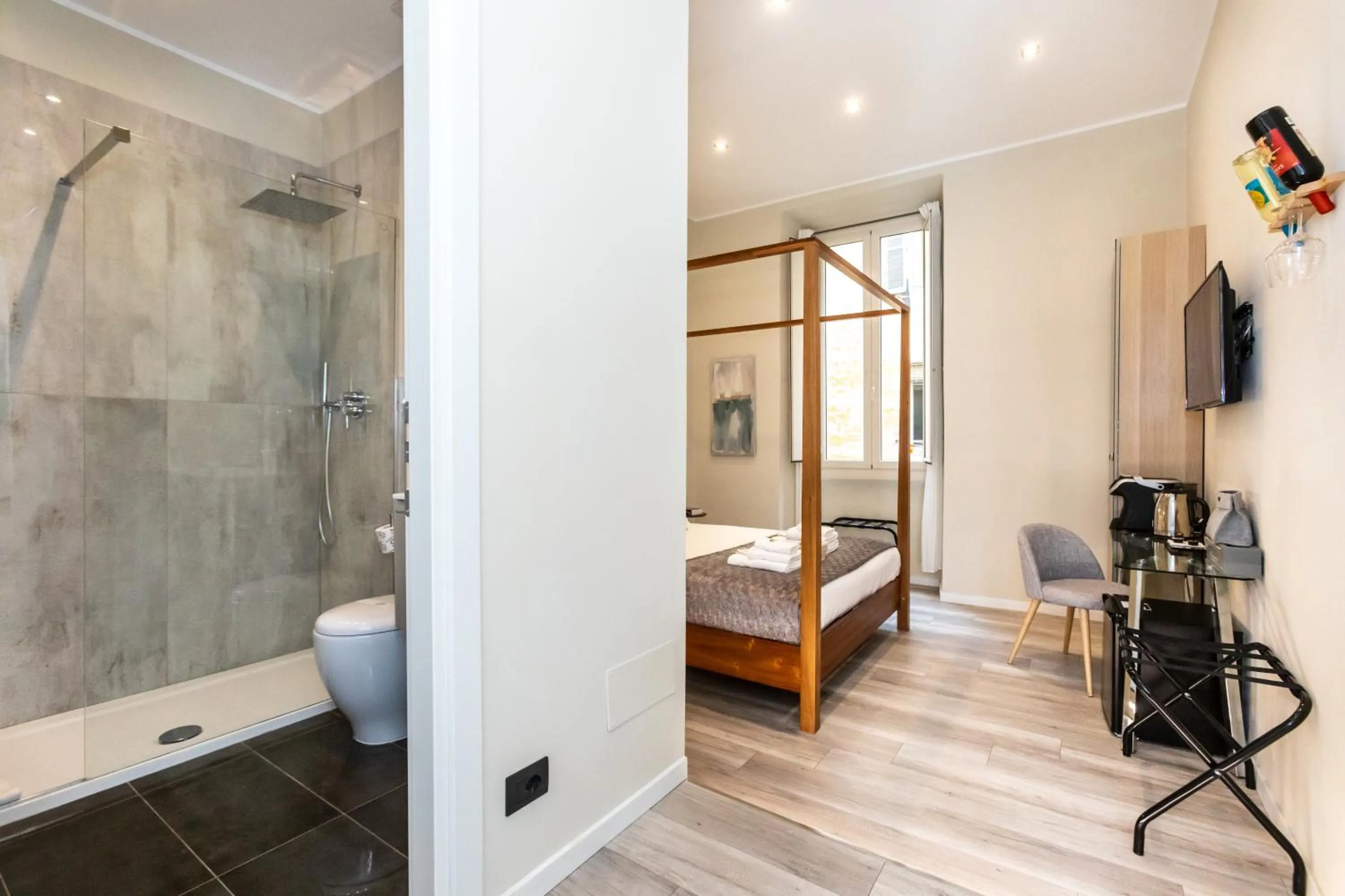 Bathroom, Bed in Suites 44 - Guesthouse close to Vaticano, San Pietro, Castel Sant'angelo
