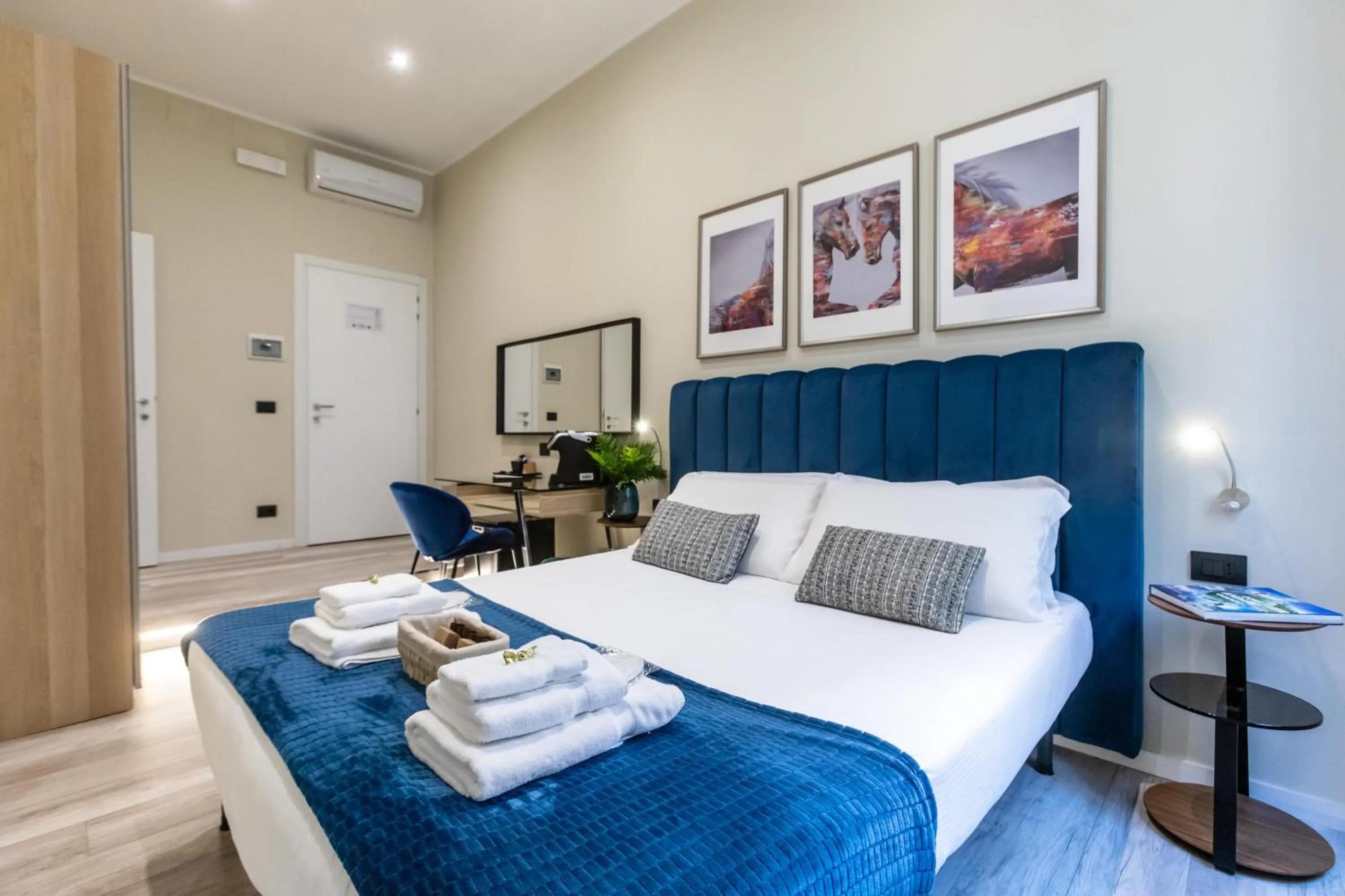 Photo of the whole room, Bed in Suites 44 - Guesthouse close to Vaticano, San Pietro, Castel Sant'angelo