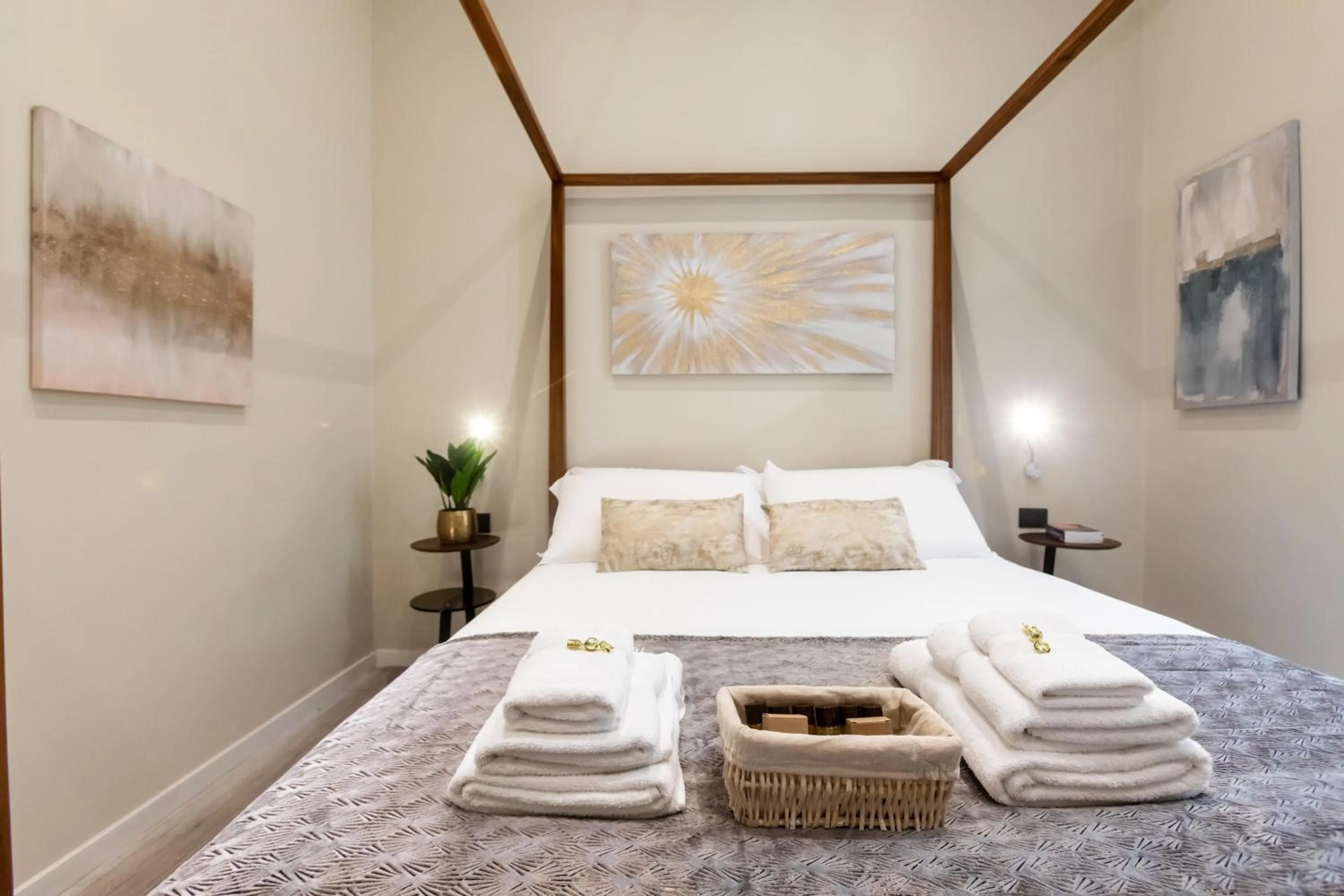 Bed in Suites 44 - Guesthouse close to Vaticano, San Pietro, Castel Sant'angelo