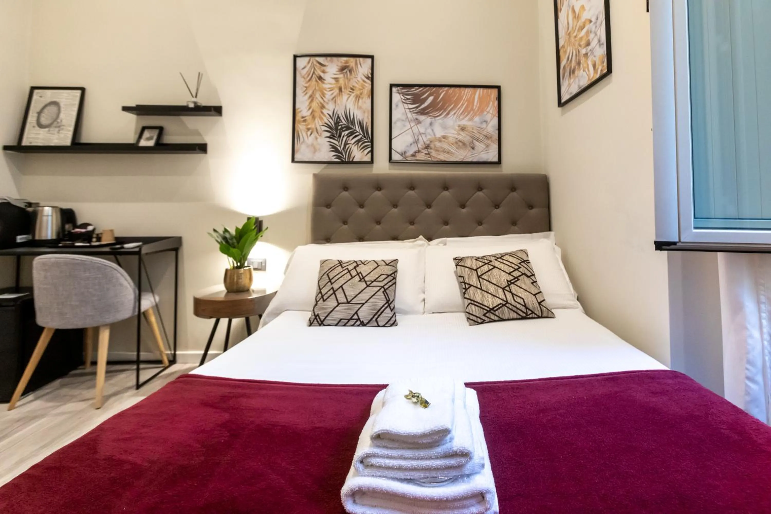Bedroom, Bed in Suites 44 - Guesthouse close to Vaticano, San Pietro, Castel Sant'angelo