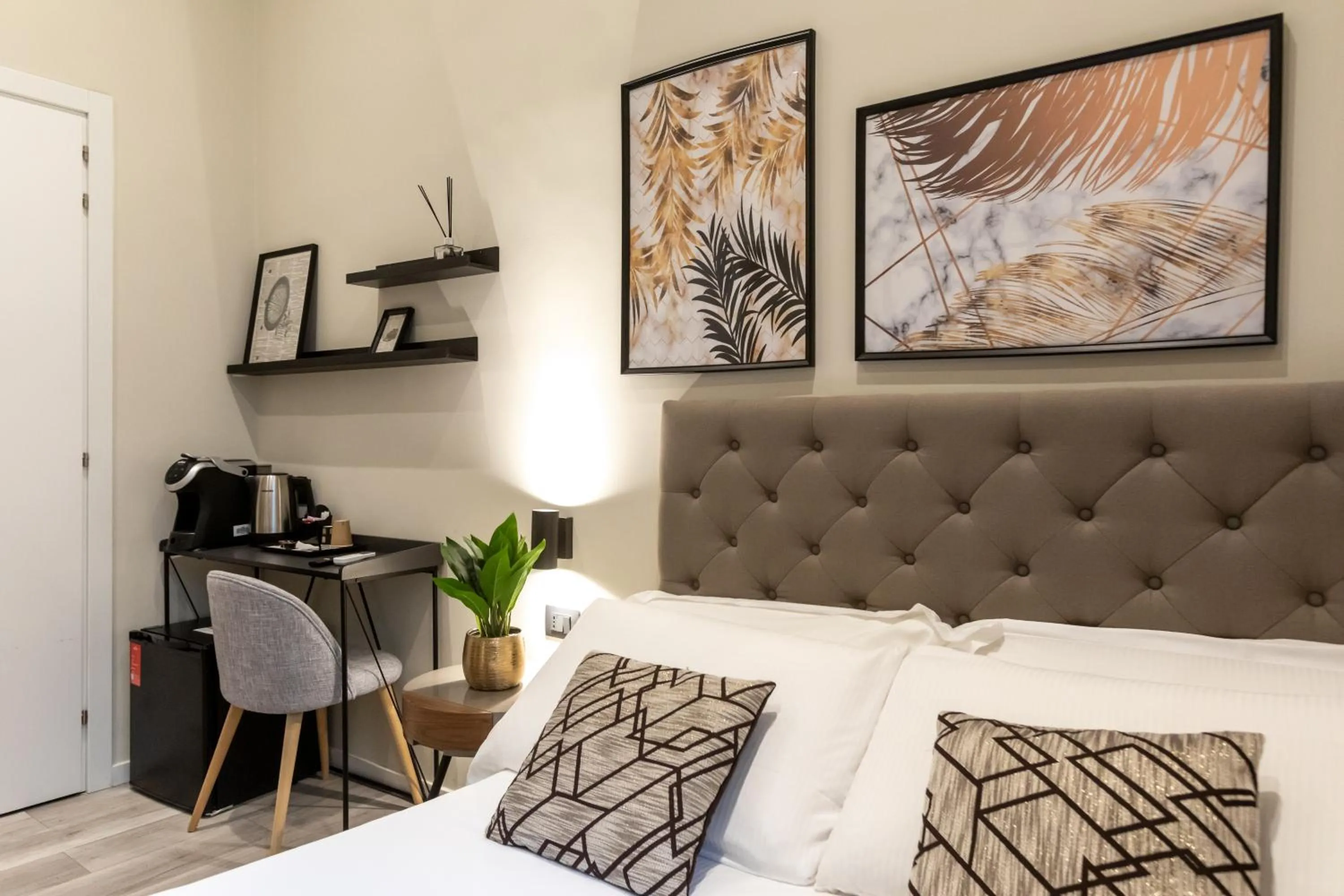 Bed in Suites 44 - Guesthouse close to Vaticano, San Pietro, Castel Sant'angelo