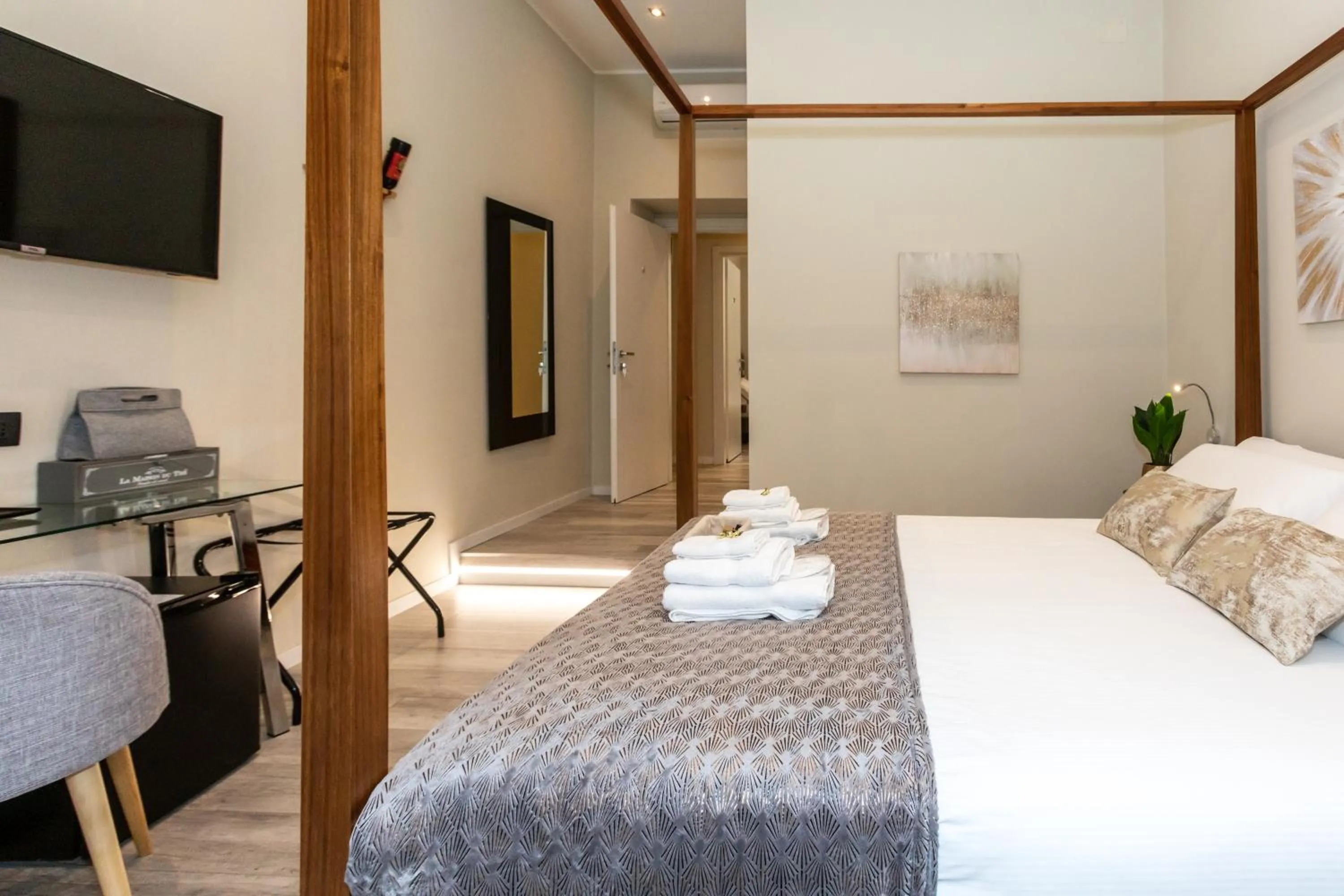 Bedroom, Bed in Suites 44 - Guesthouse close to Vaticano, San Pietro, Castel Sant'angelo