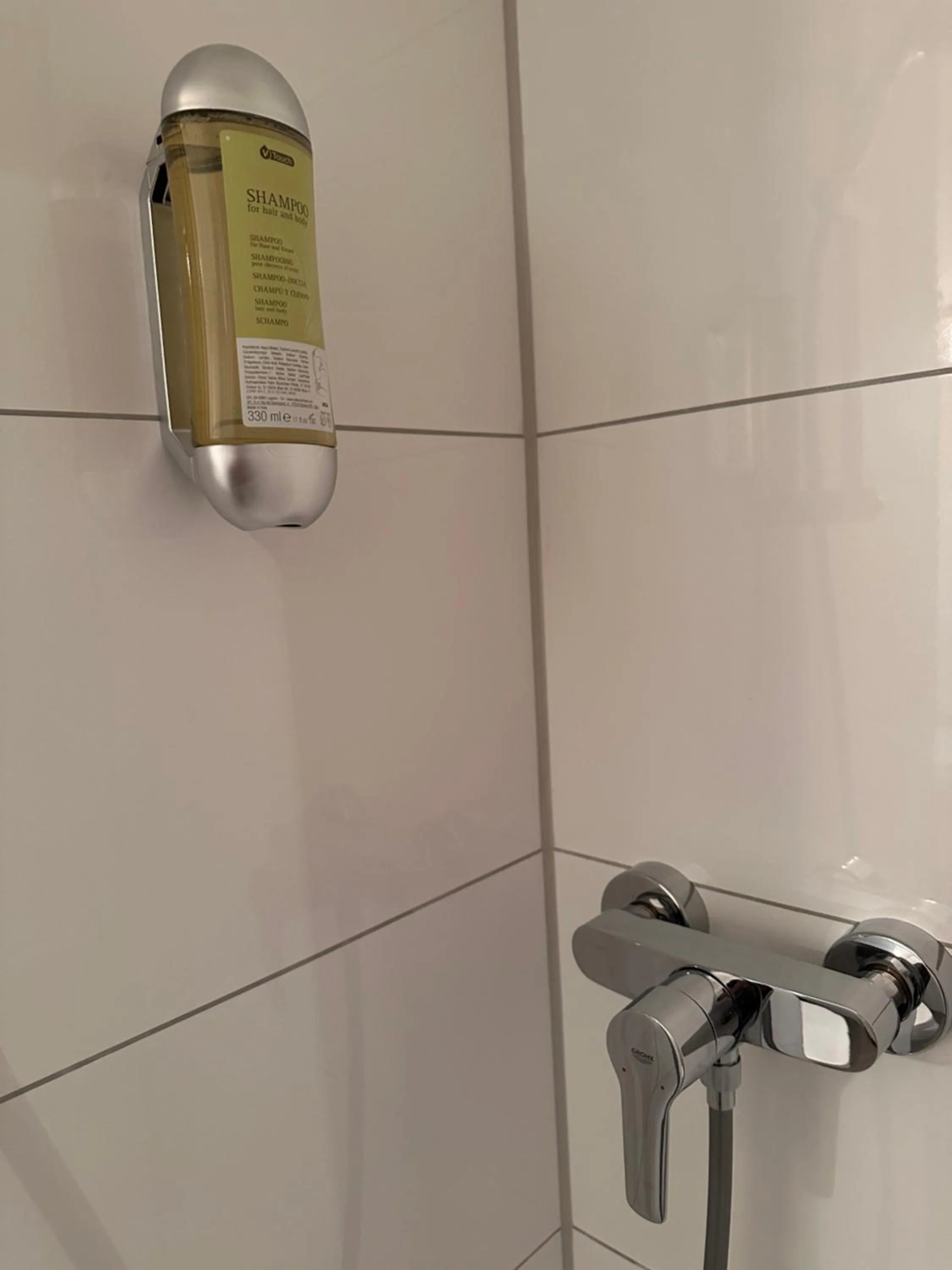 Shower in Altstadthotel Hayk am Rhein