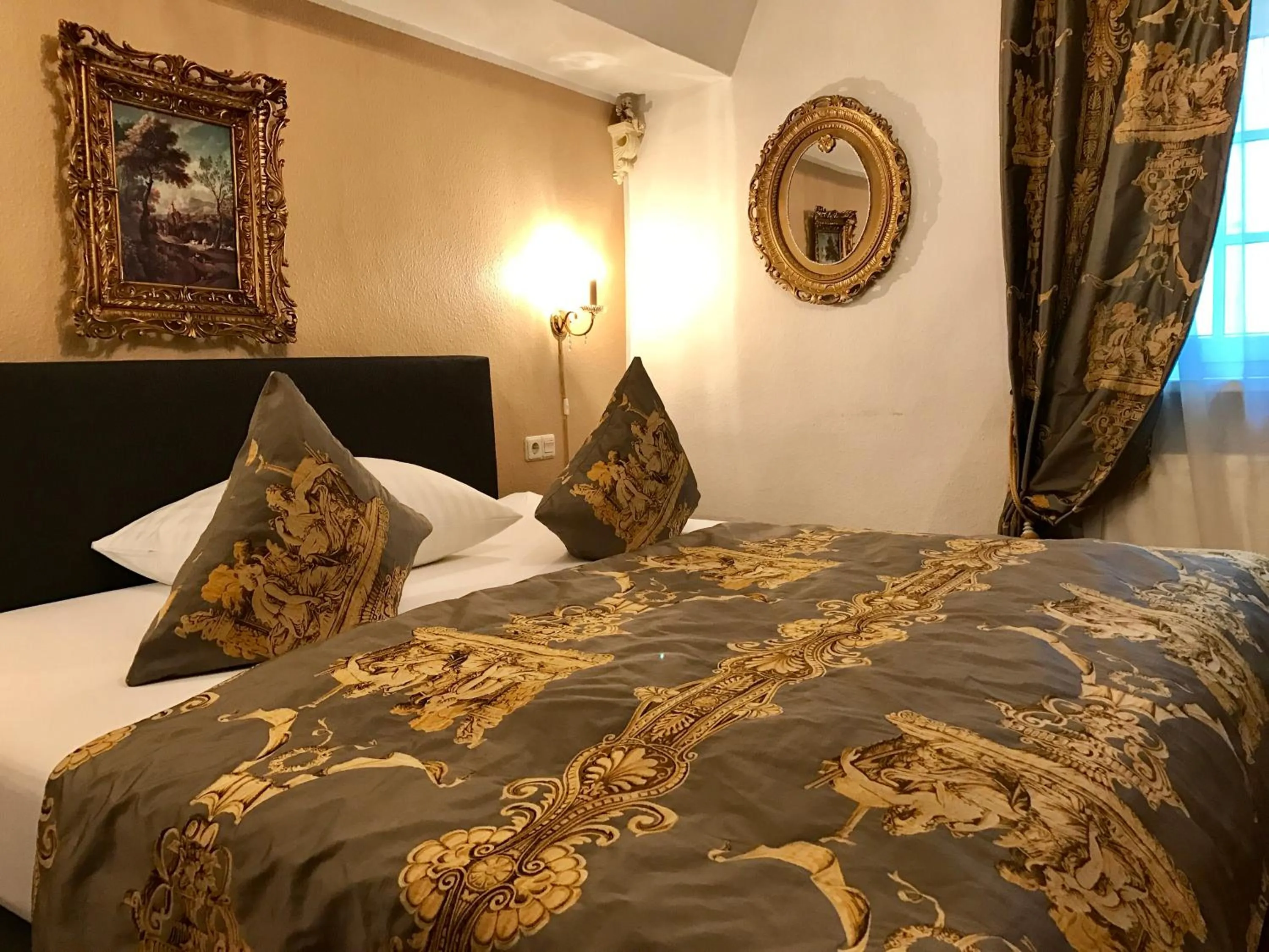 Bed in Altstadthotel Hayk am Rhein