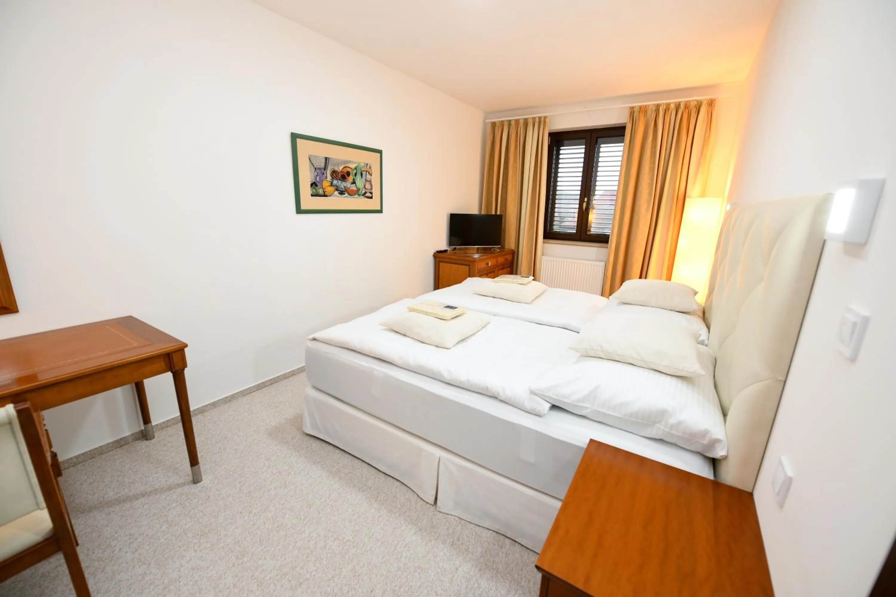 Photo of the whole room, Bed in Atrium-Accomm