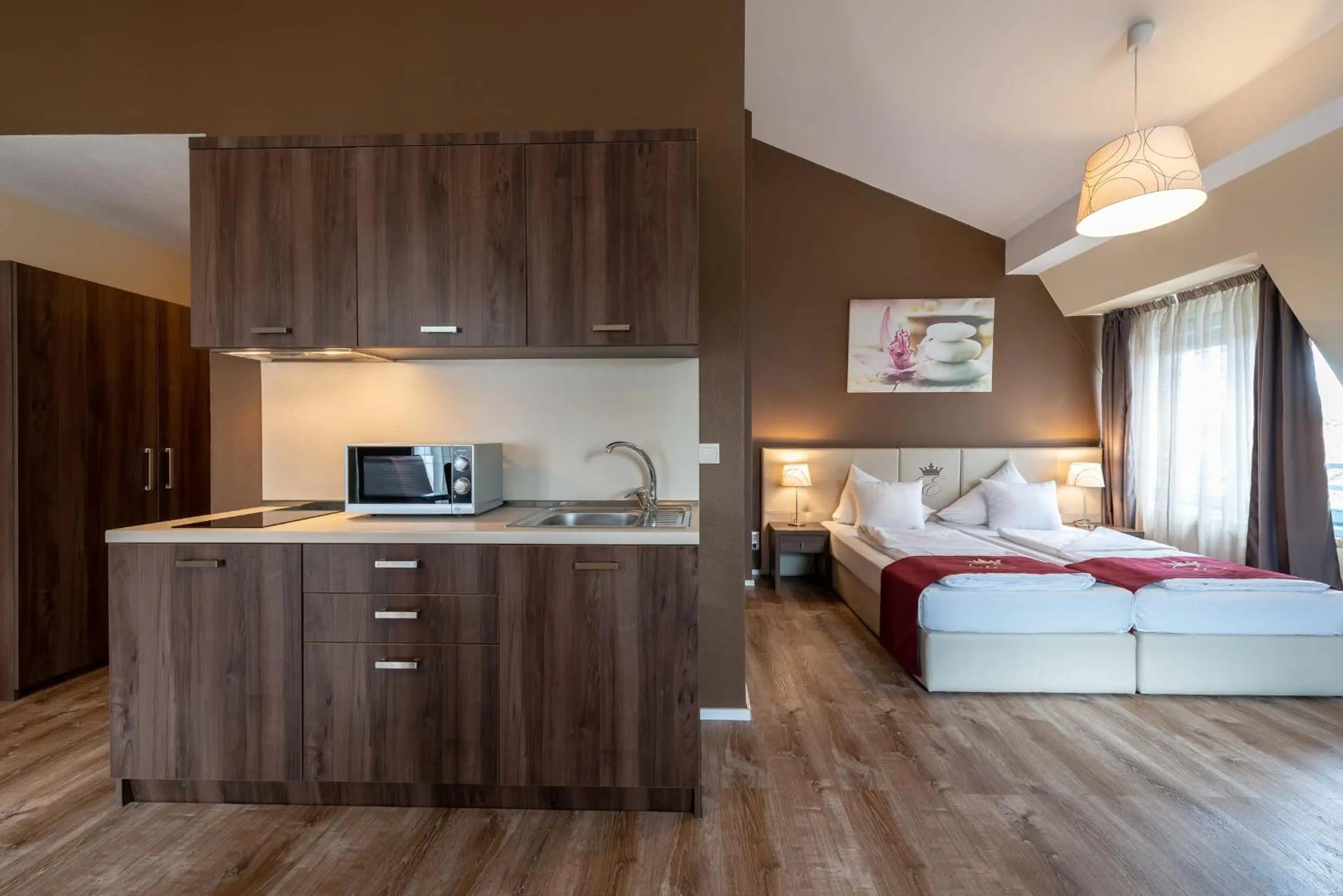 Kitchen or kitchenette, Bed in Empress Boutique Hotel