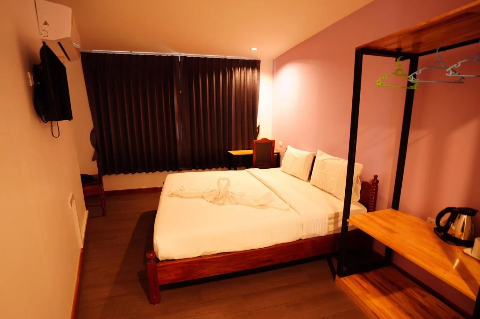 Bedroom, Bed in Windsor Hotel