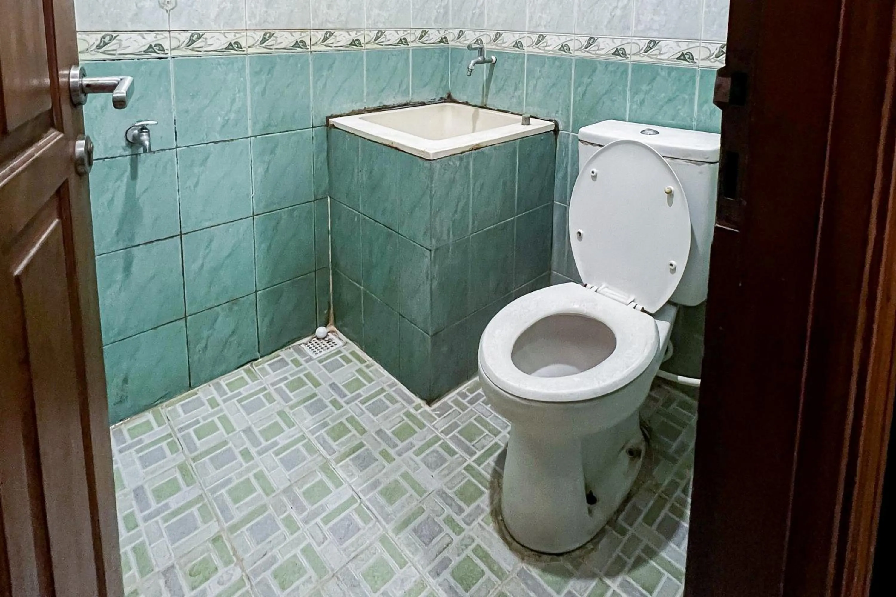 Bathroom in House Of Livina Mitra RedDoorz