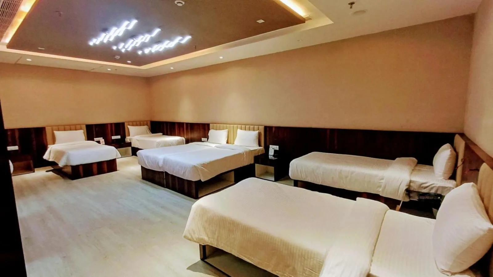 Family, Bed in Enrise by Sayaji Nashik