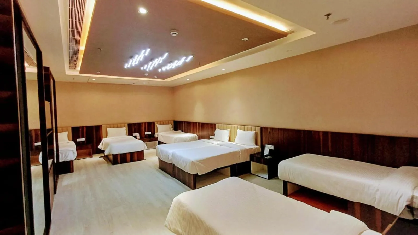 Family, Bed in Enrise by Sayaji Nashik