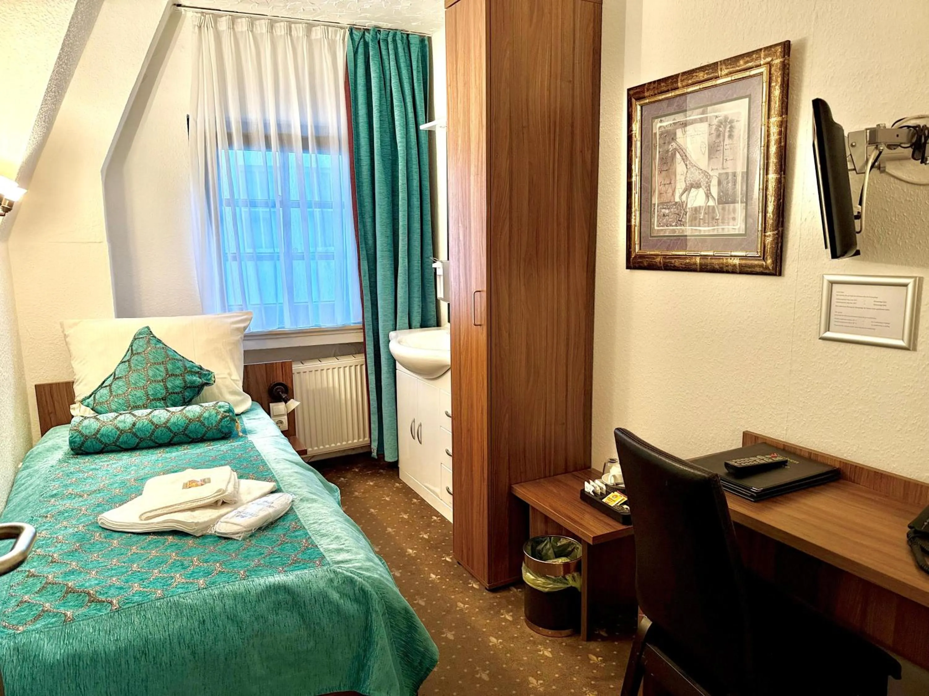 Photo of the whole room, Bed in Hotel und Restaurant Löwenbräu Köln