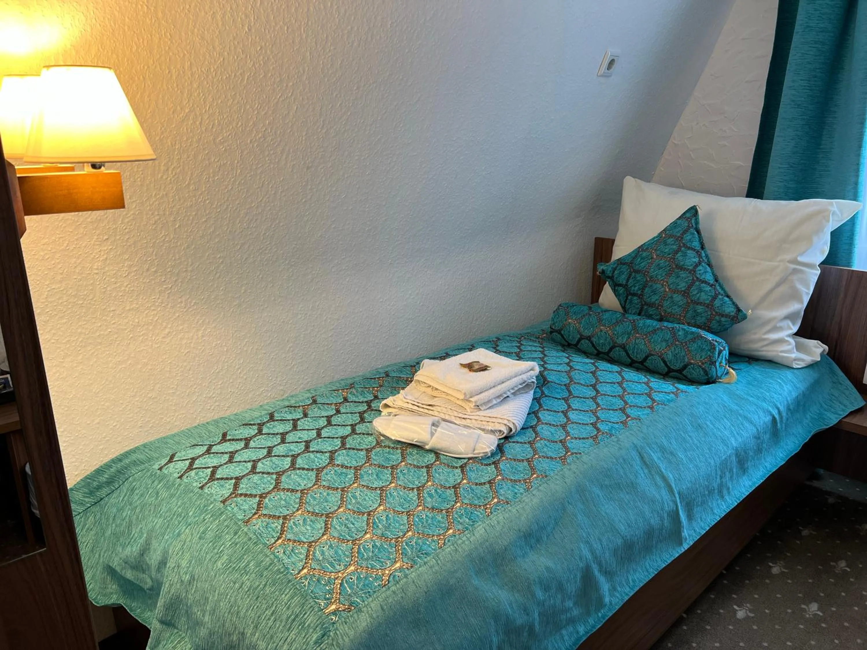 Photo of the whole room, Bed in Hotel und Restaurant Löwenbräu Köln