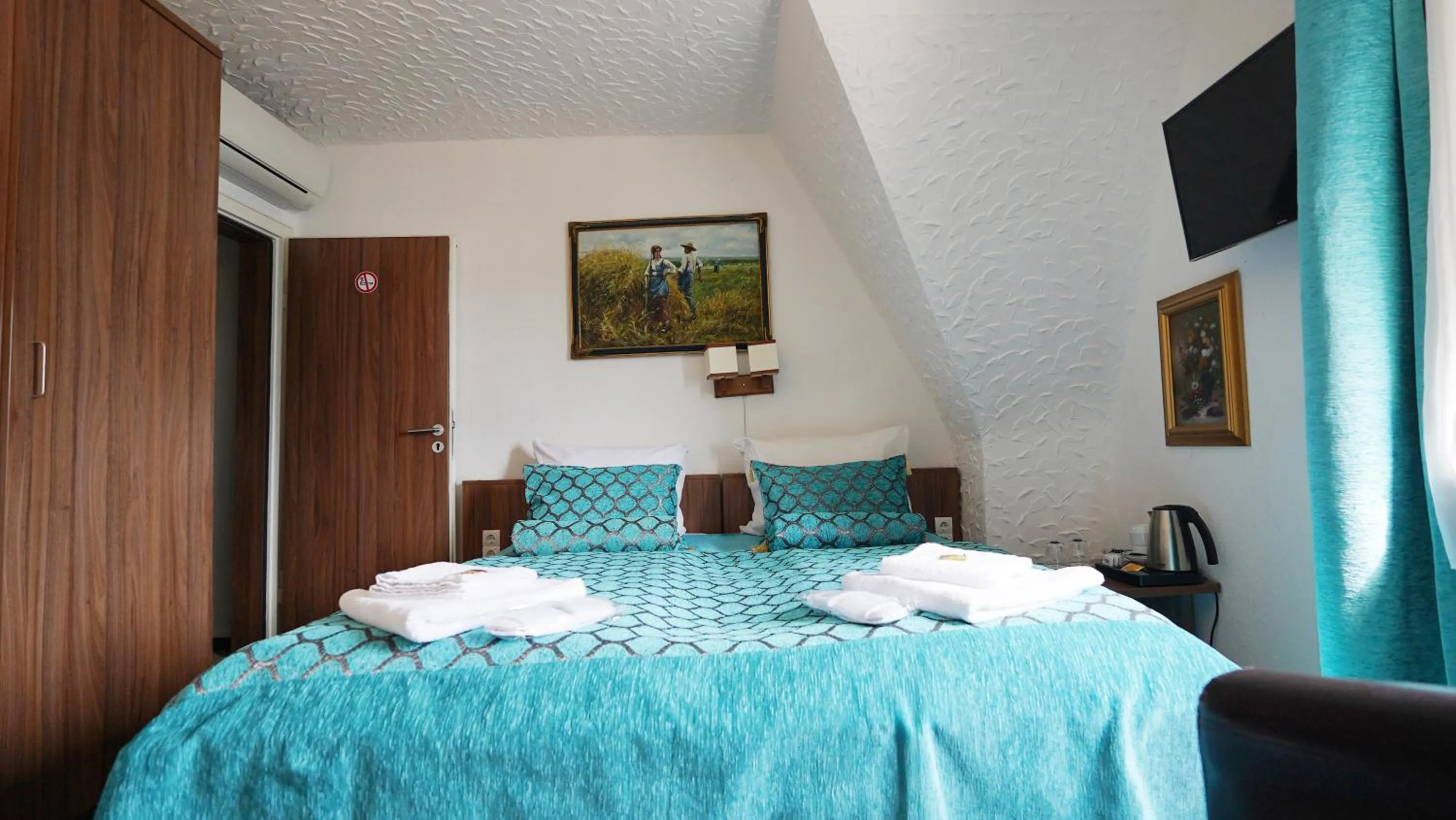 Photo of the whole room, Bed in Hotel und Restaurant Löwenbräu Köln