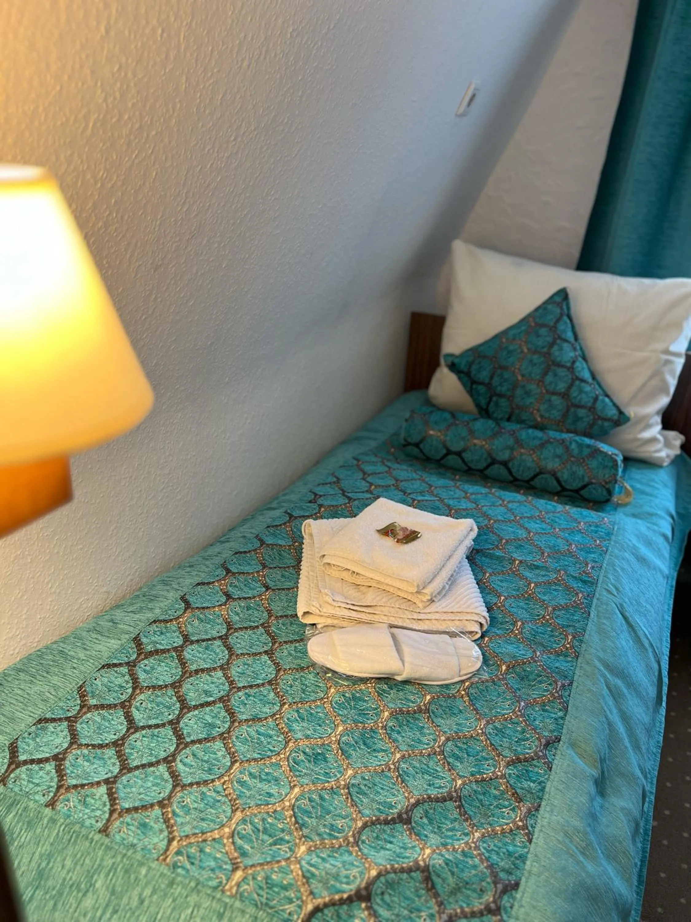 Photo of the whole room, Bed in Hotel und Restaurant Löwenbräu Köln