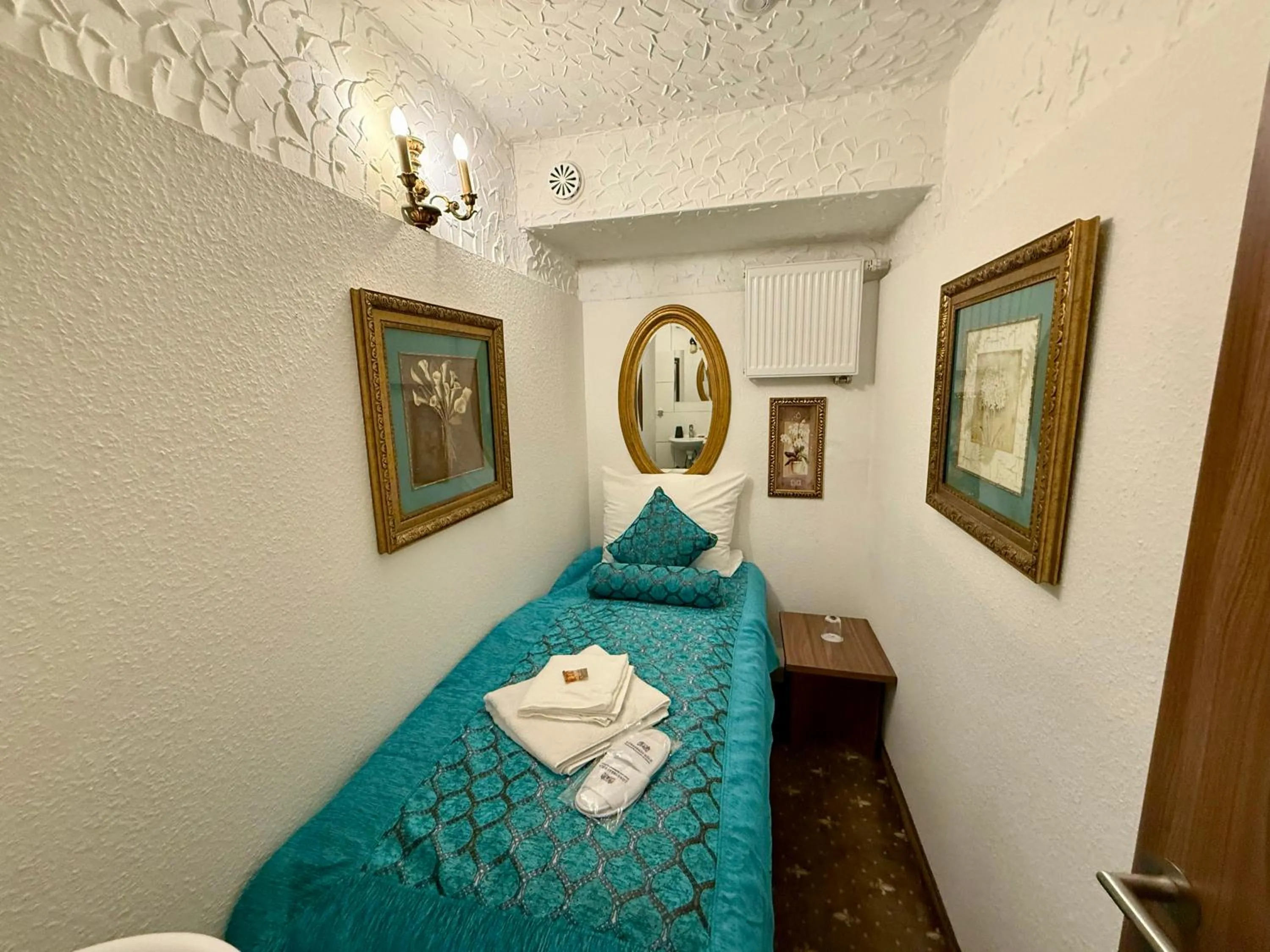 Photo of the whole room, Bed in Hotel und Restaurant Löwenbräu Köln