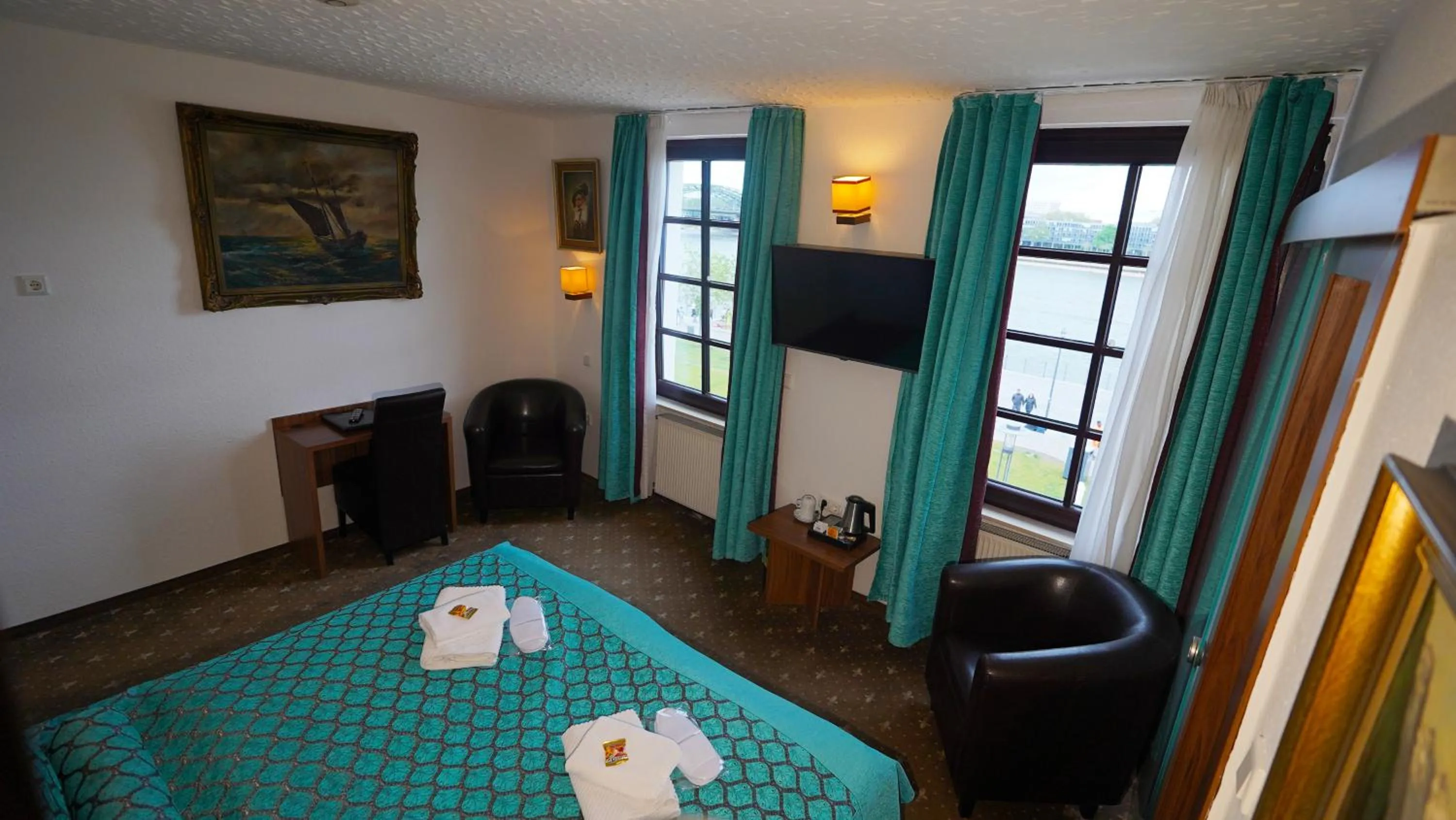 Photo of the whole room, Bed in Hotel und Restaurant Löwenbräu Köln