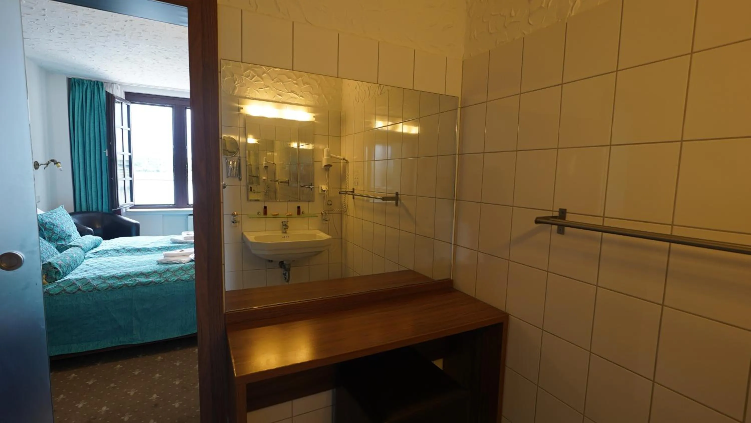 Bathroom, Bed in Hotel und Restaurant Löwenbräu Köln