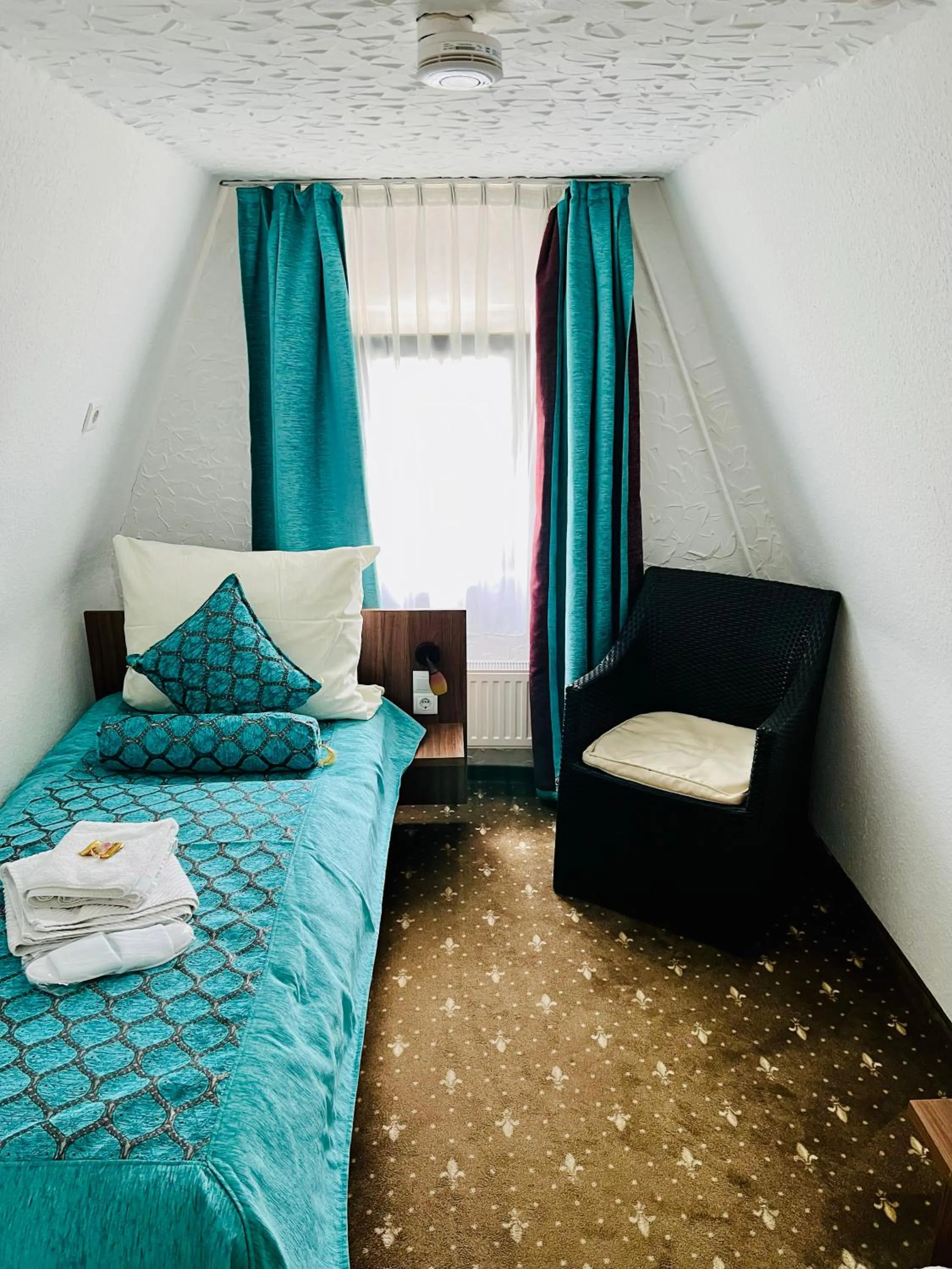 Photo of the whole room, Bed in Hotel und Restaurant Löwenbräu Köln