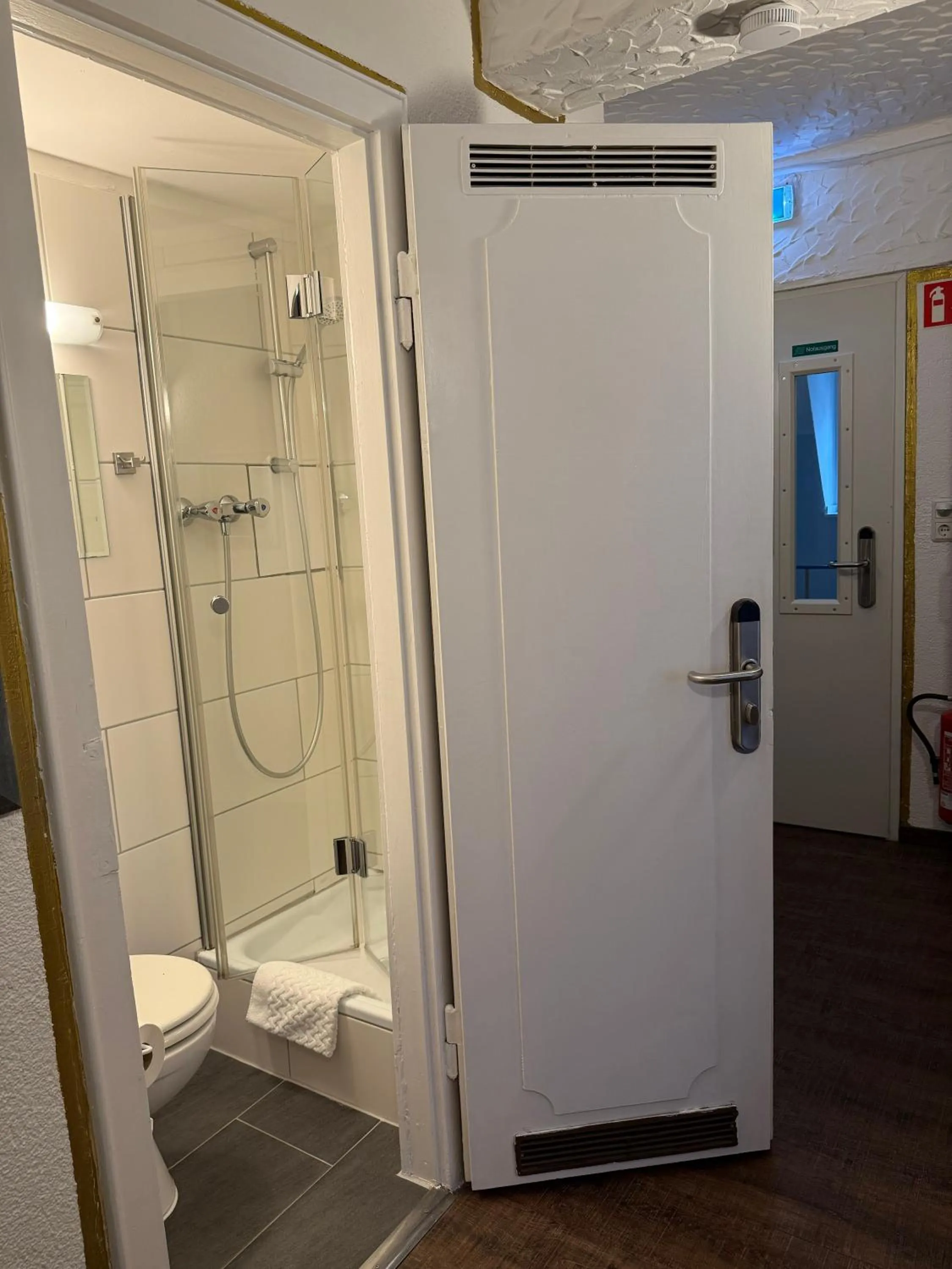 Bathroom in Hotel und Restaurant Löwenbräu Köln