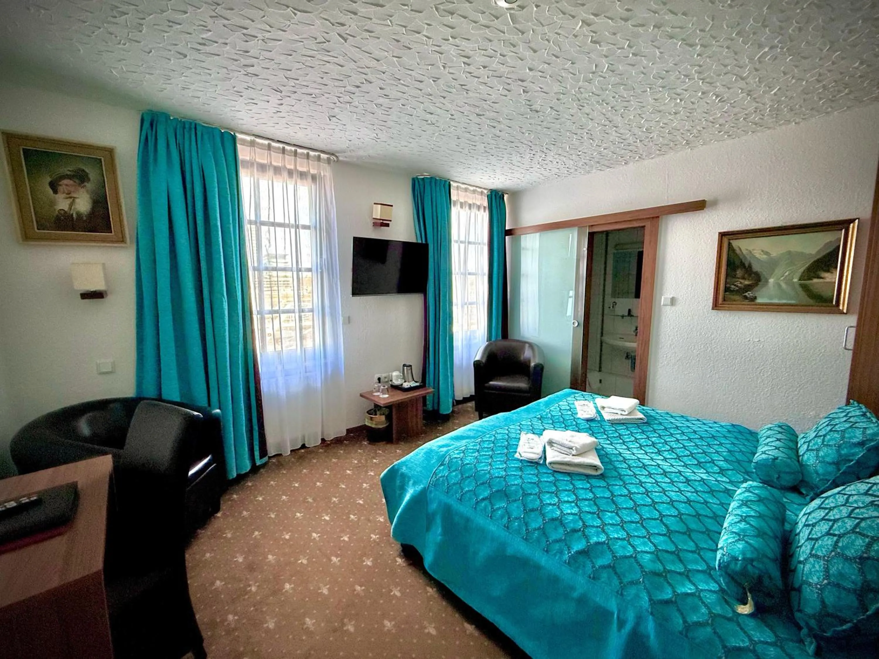 Photo of the whole room, Bed in Hotel und Restaurant Löwenbräu Köln