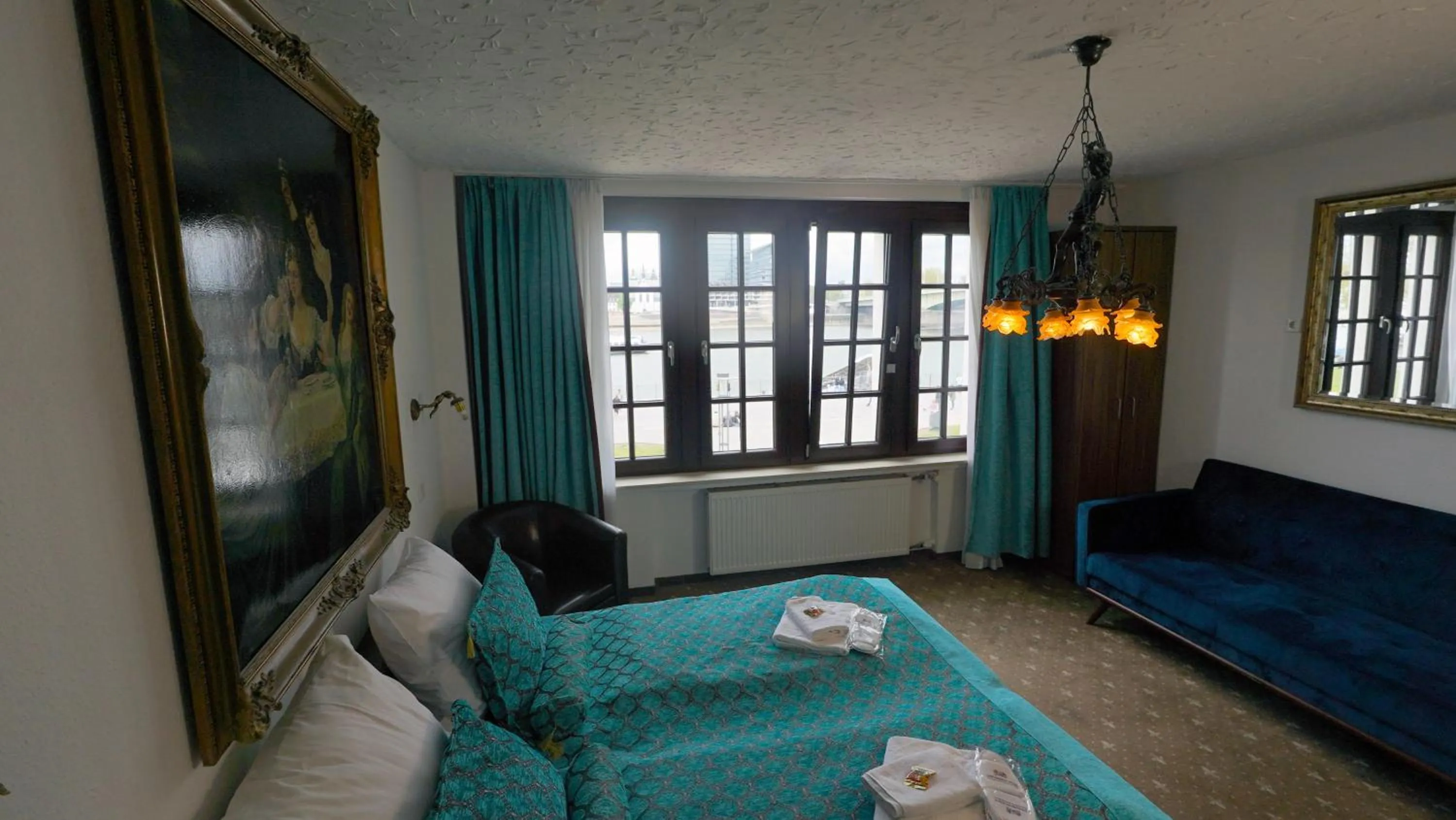 Photo of the whole room, Bed in Hotel und Restaurant Löwenbräu Köln