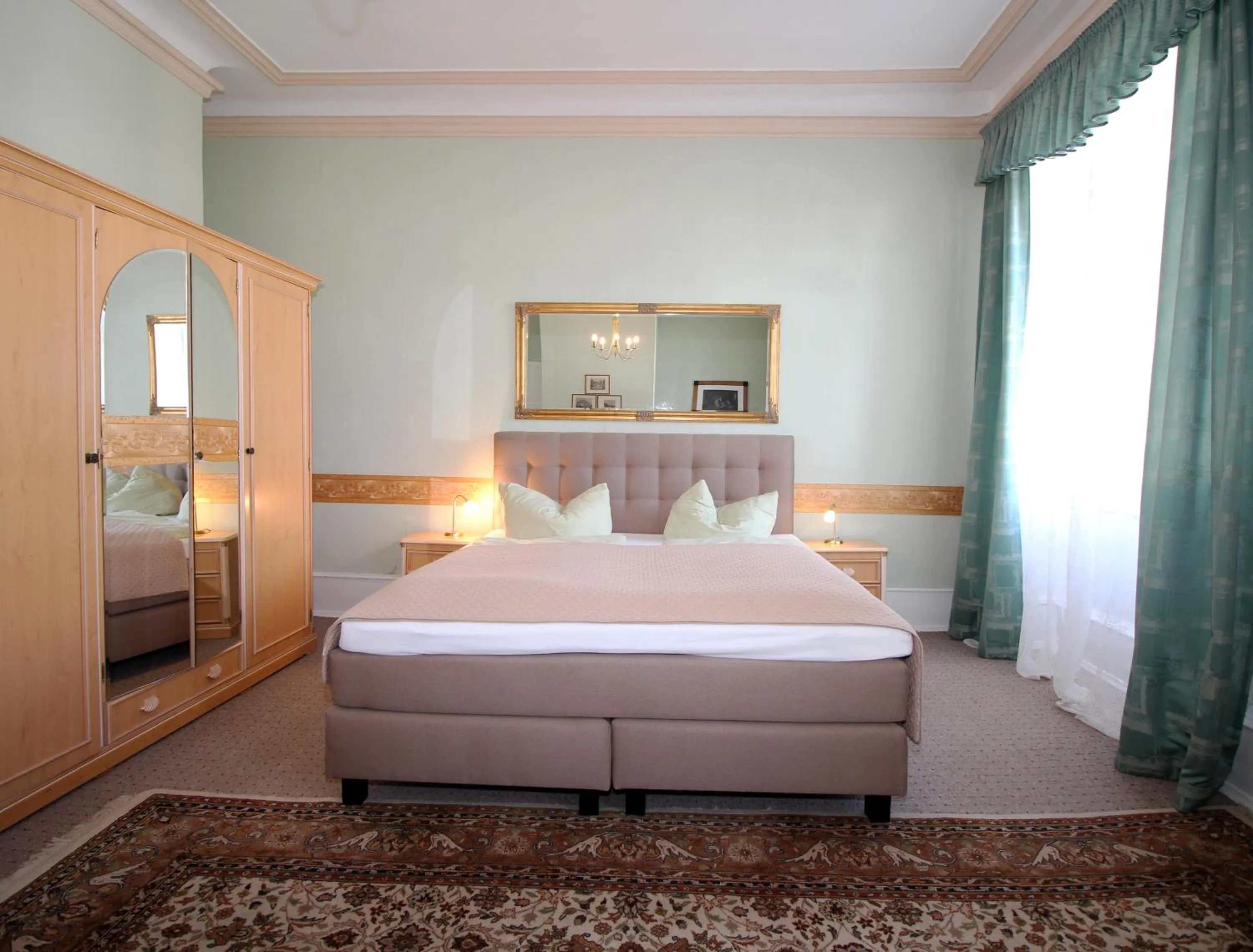 Photo of the whole room, Bed in Historisches Hotel zum Schwan