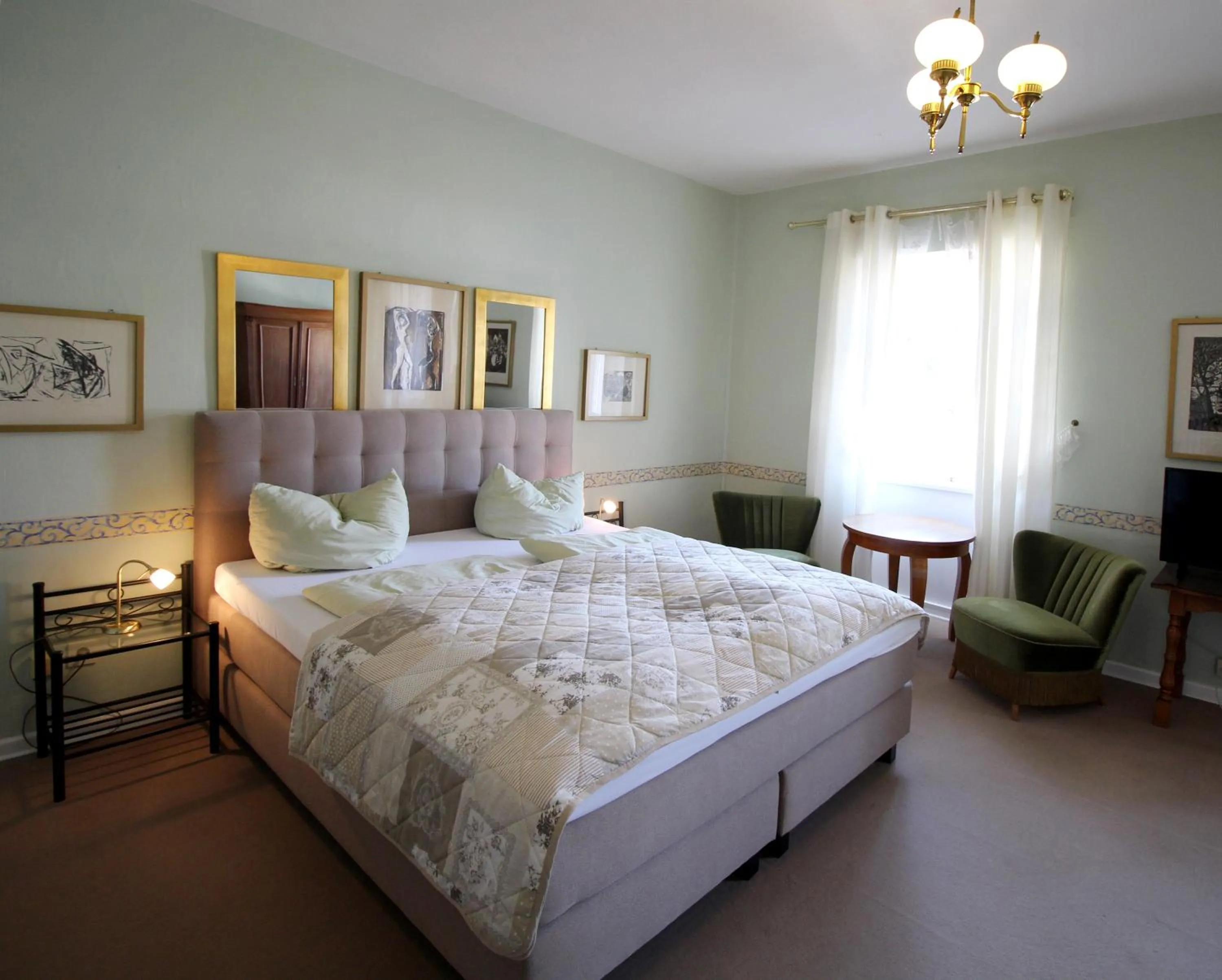 Photo of the whole room, Bed in Historisches Hotel zum Schwan