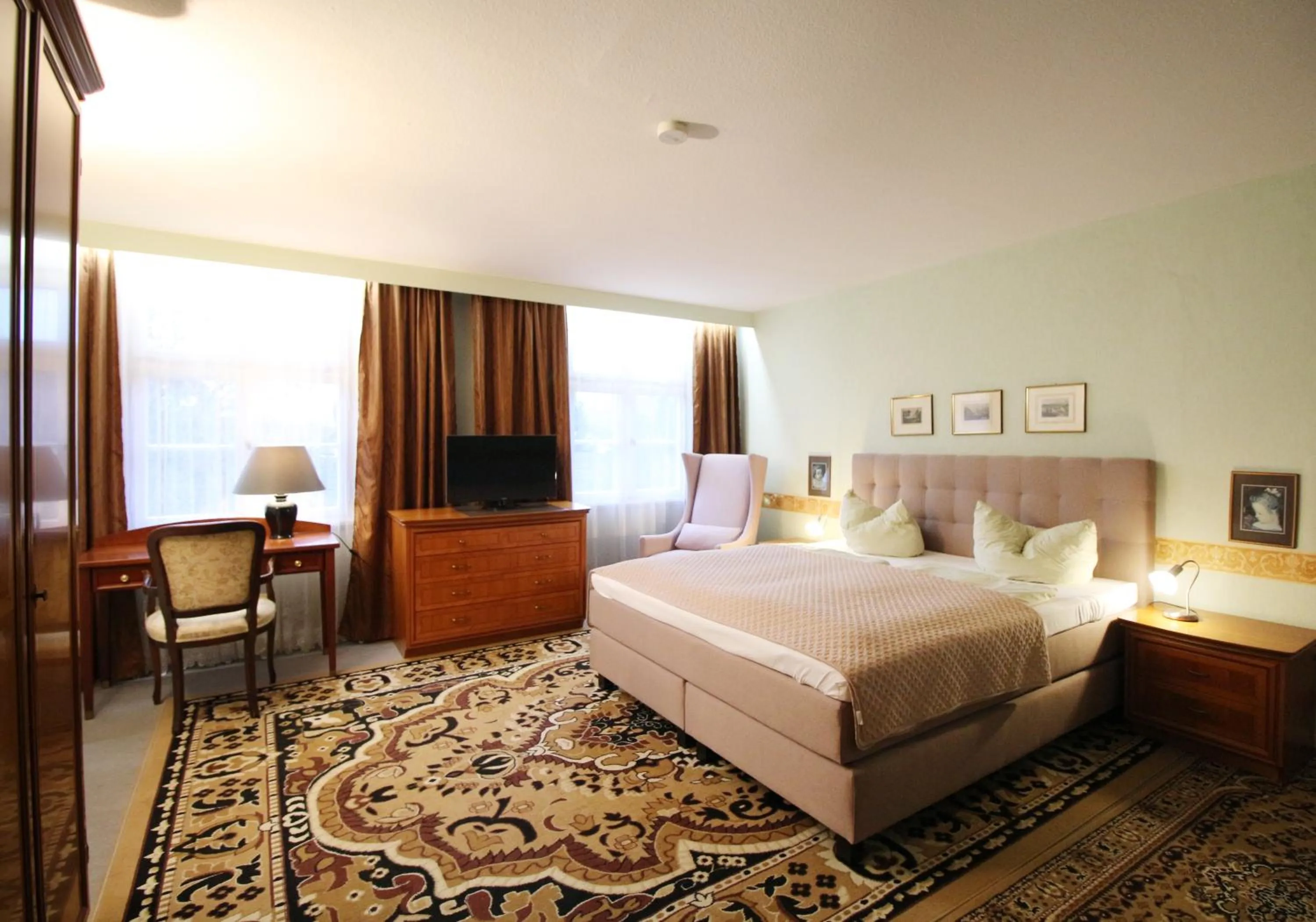 Photo of the whole room, Bed in Historisches Hotel zum Schwan