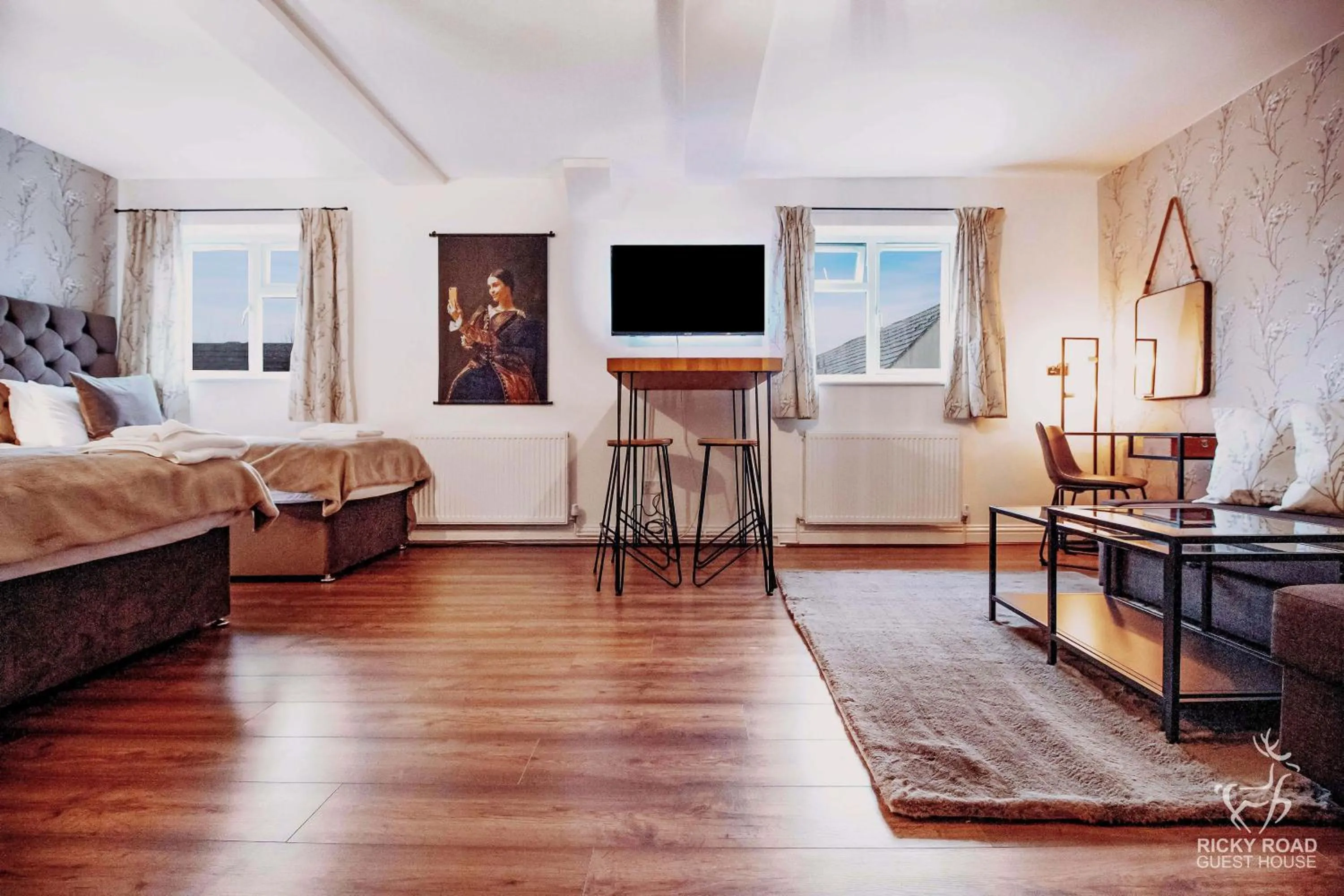 TV and multimedia in Ricky Road Guest House - Premium