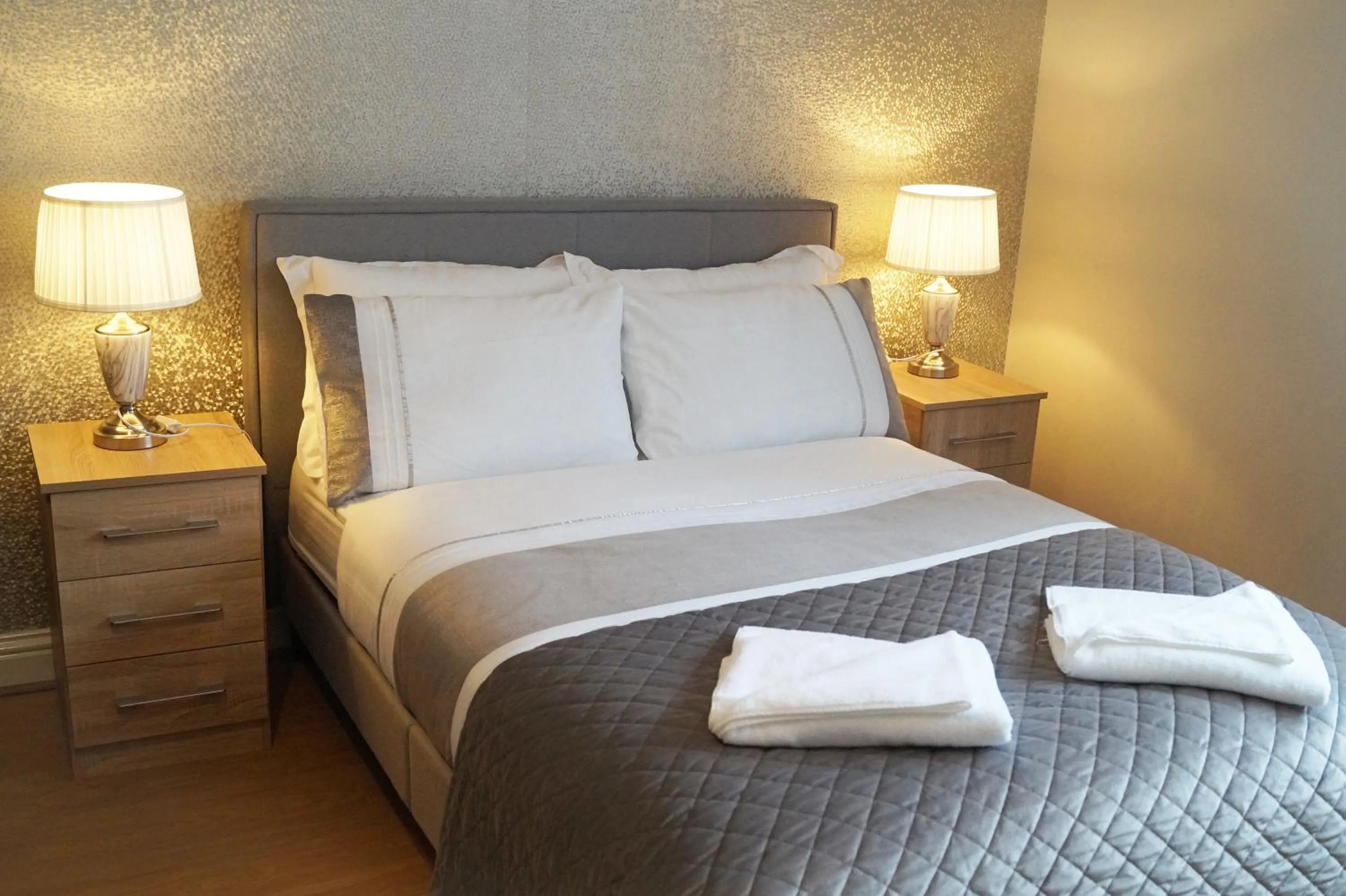 Bed in Ricky Road Guest House - Premium