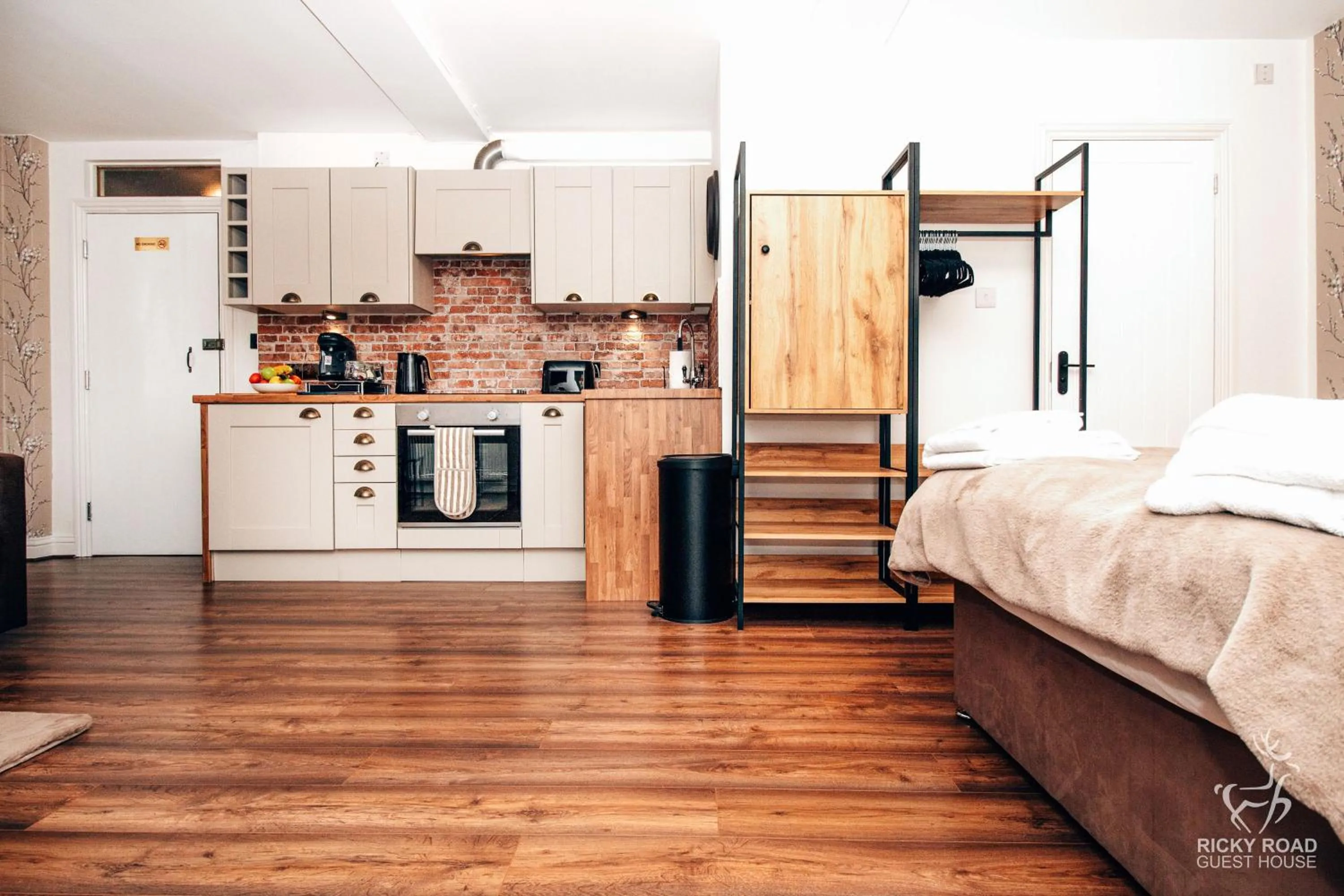 Bedroom, Bed in Ricky Road Guest House - Premium