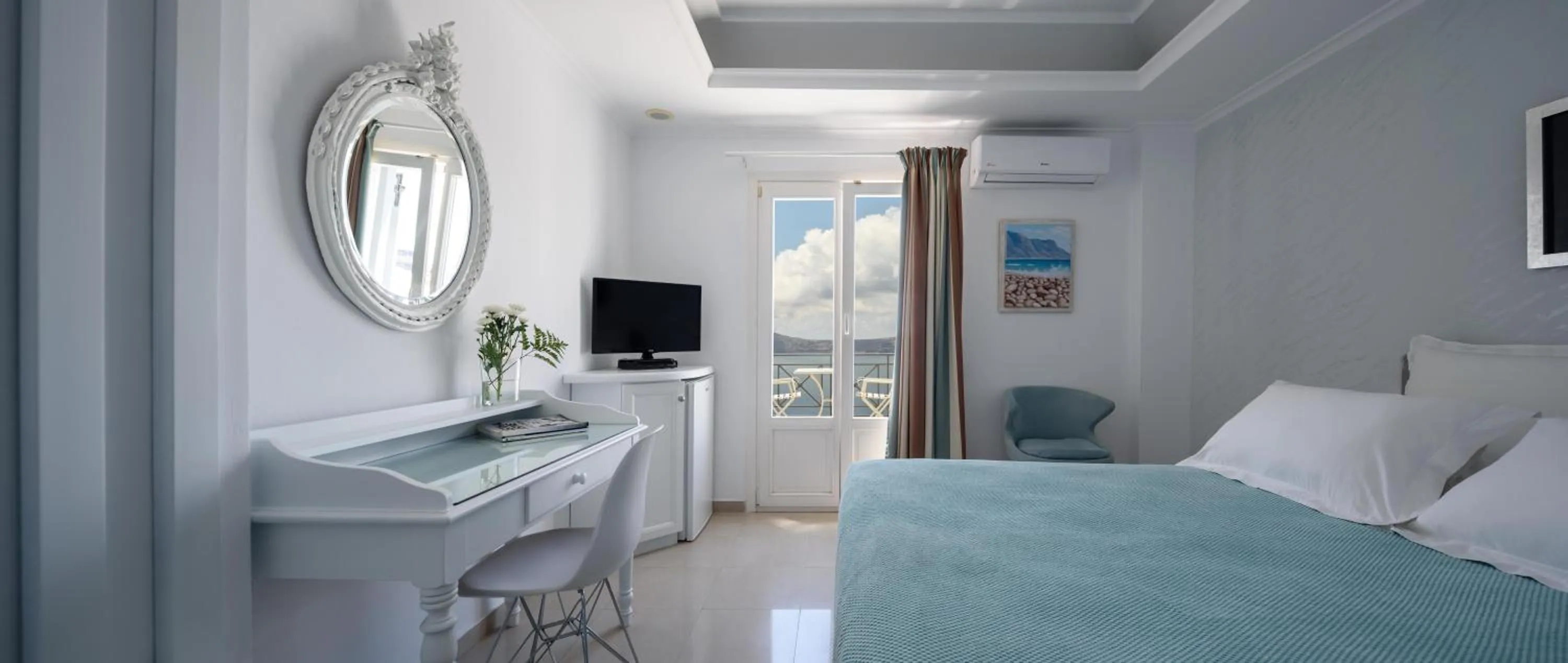 Photo of the whole room, Bed in Villa Renos Hotel