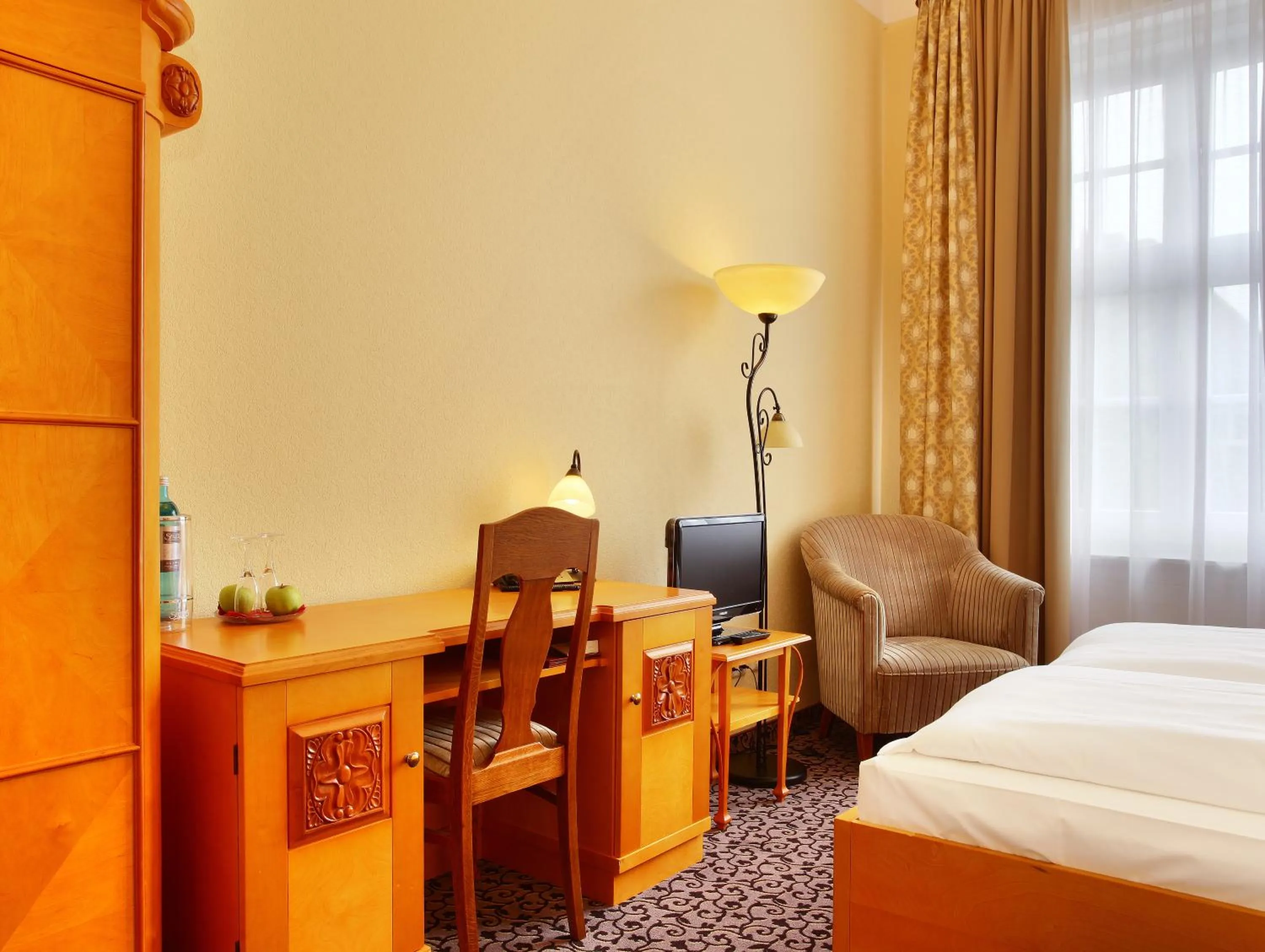 Photo of the whole room, Bed in Hotel Bellmoor im Dammtorpalais