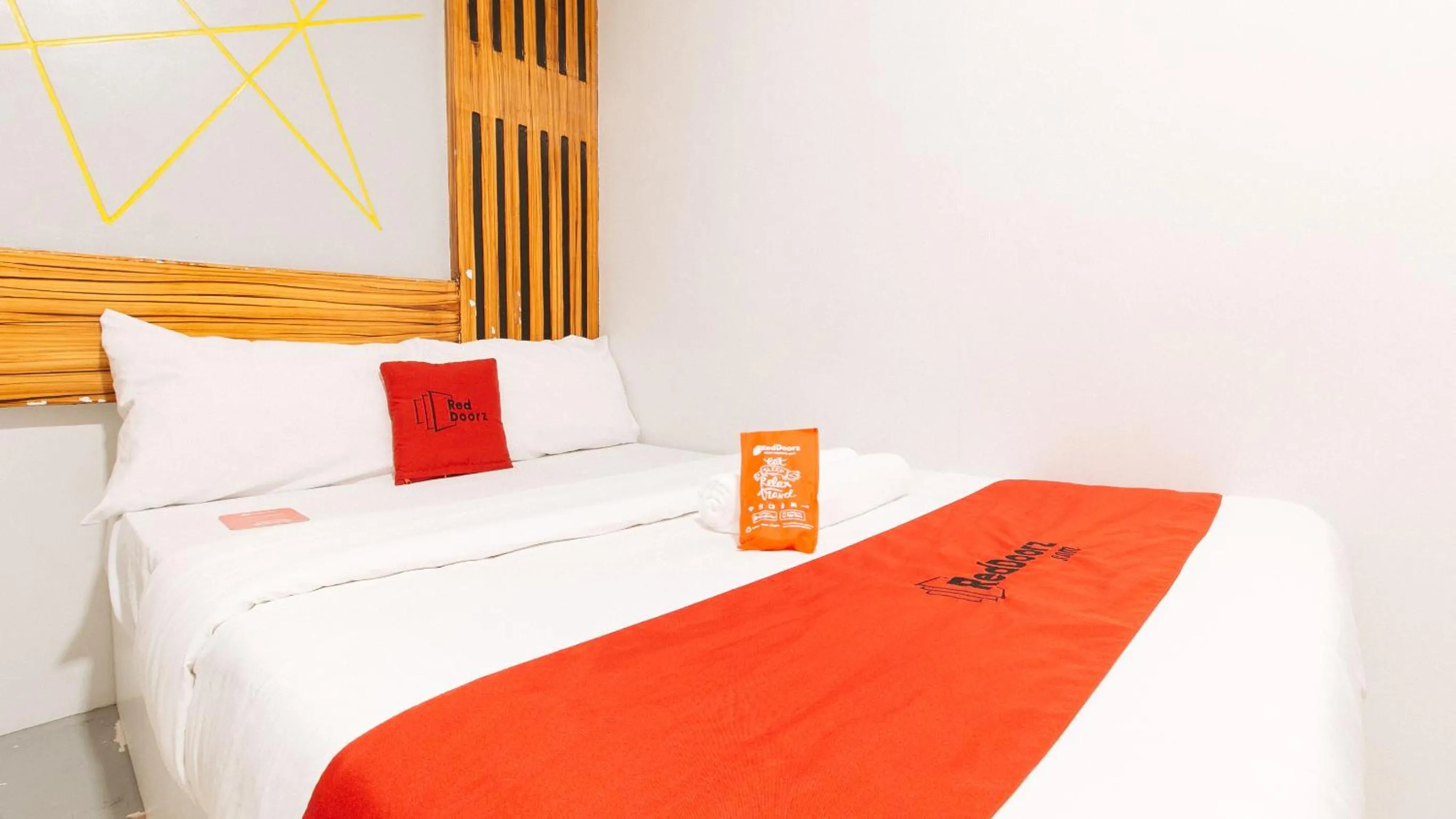 Photo of the whole room, Bed in RedDoorz near Quiapo Church Manila