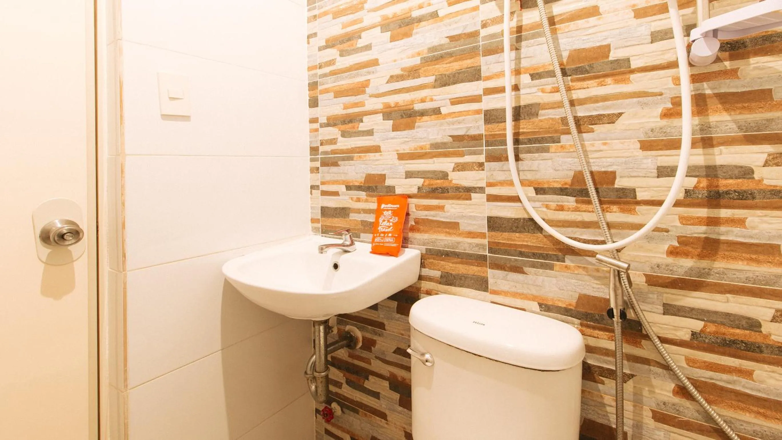 Bathroom in RedDoorz near Quiapo Church Manila