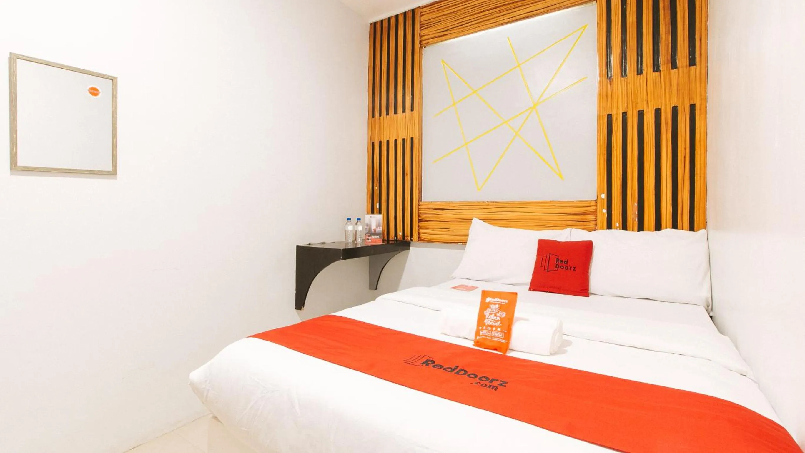 Photo of the whole room, Bed in RedDoorz near Quiapo Church Manila