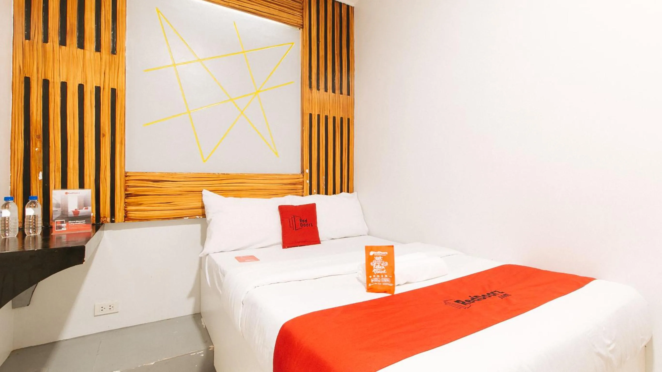 Photo of the whole room, Bed in RedDoorz near Quiapo Church Manila