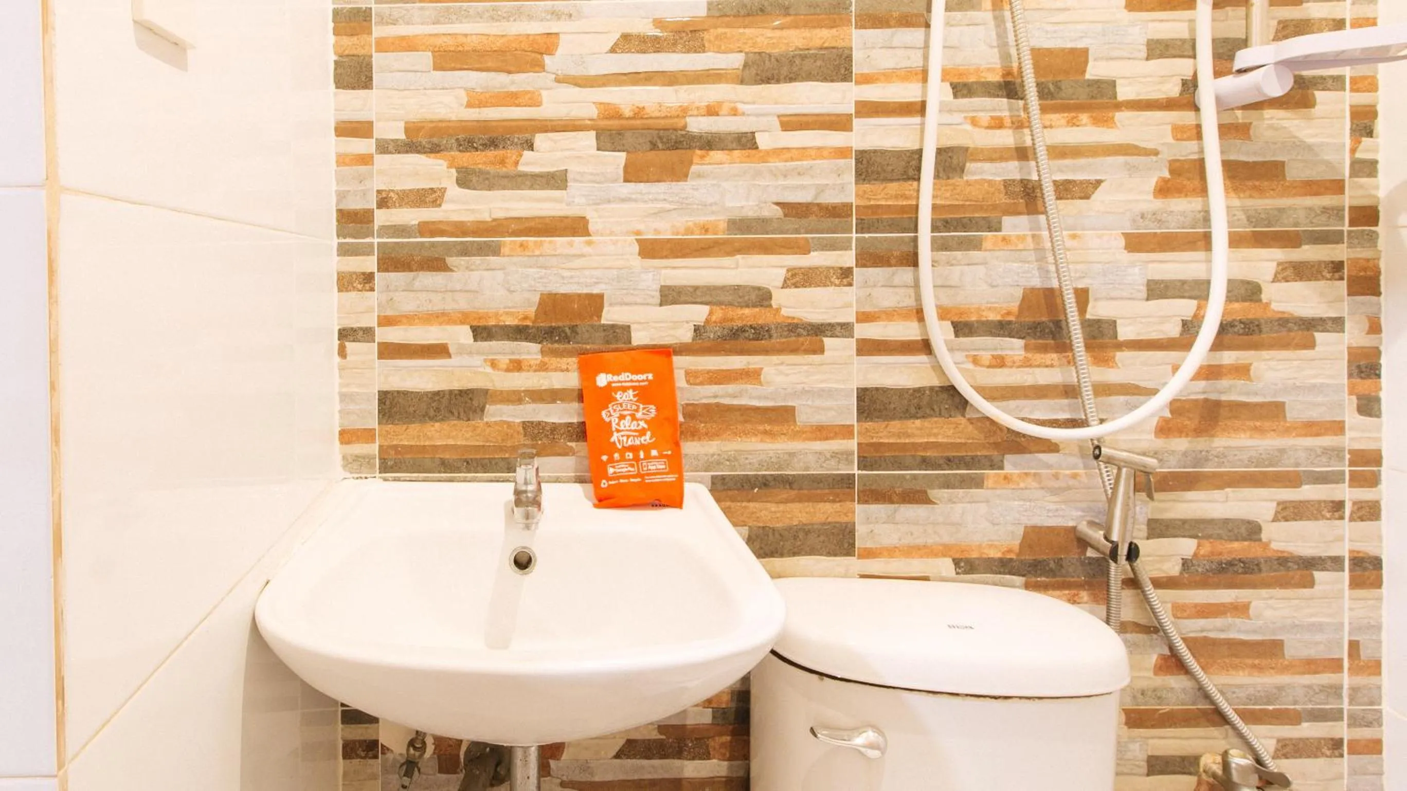 Bathroom in RedDoorz near Quiapo Church Manila