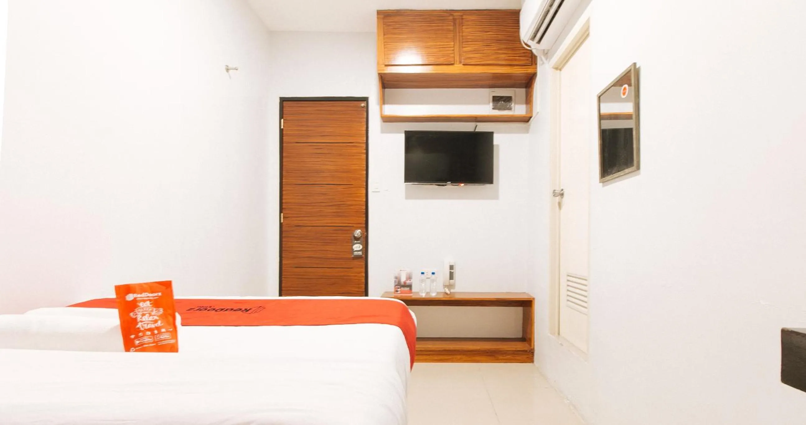 TV and multimedia, Bed in RedDoorz near Quiapo Church Manila
