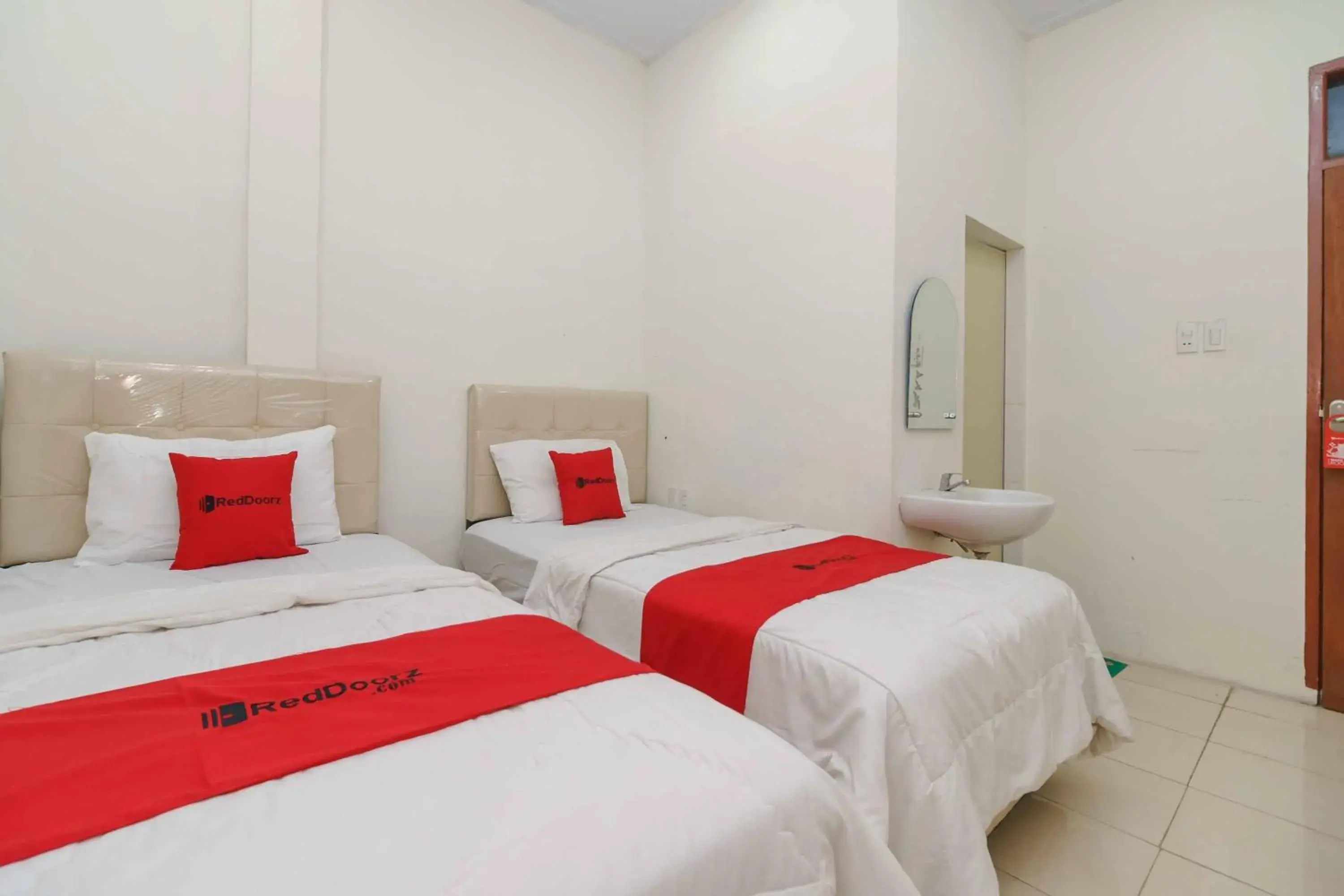 Bedroom, Bed in RedDoorz @ Haraito Tarutung Bedroom, Bed in RedDoorz @ Haraito Tarutung