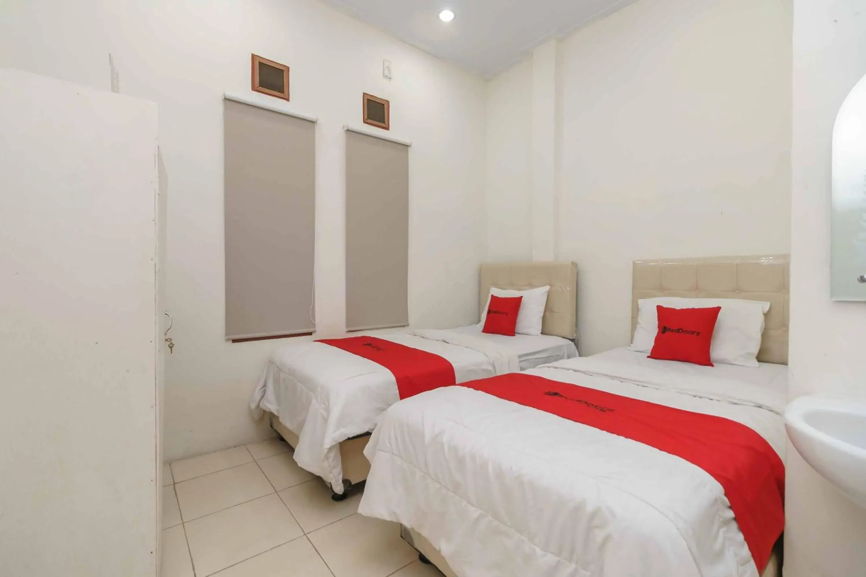 Bedroom, Bed in RedDoorz @ Haraito Tarutung Bedroom, Bed in RedDoorz @ Haraito Tarutung