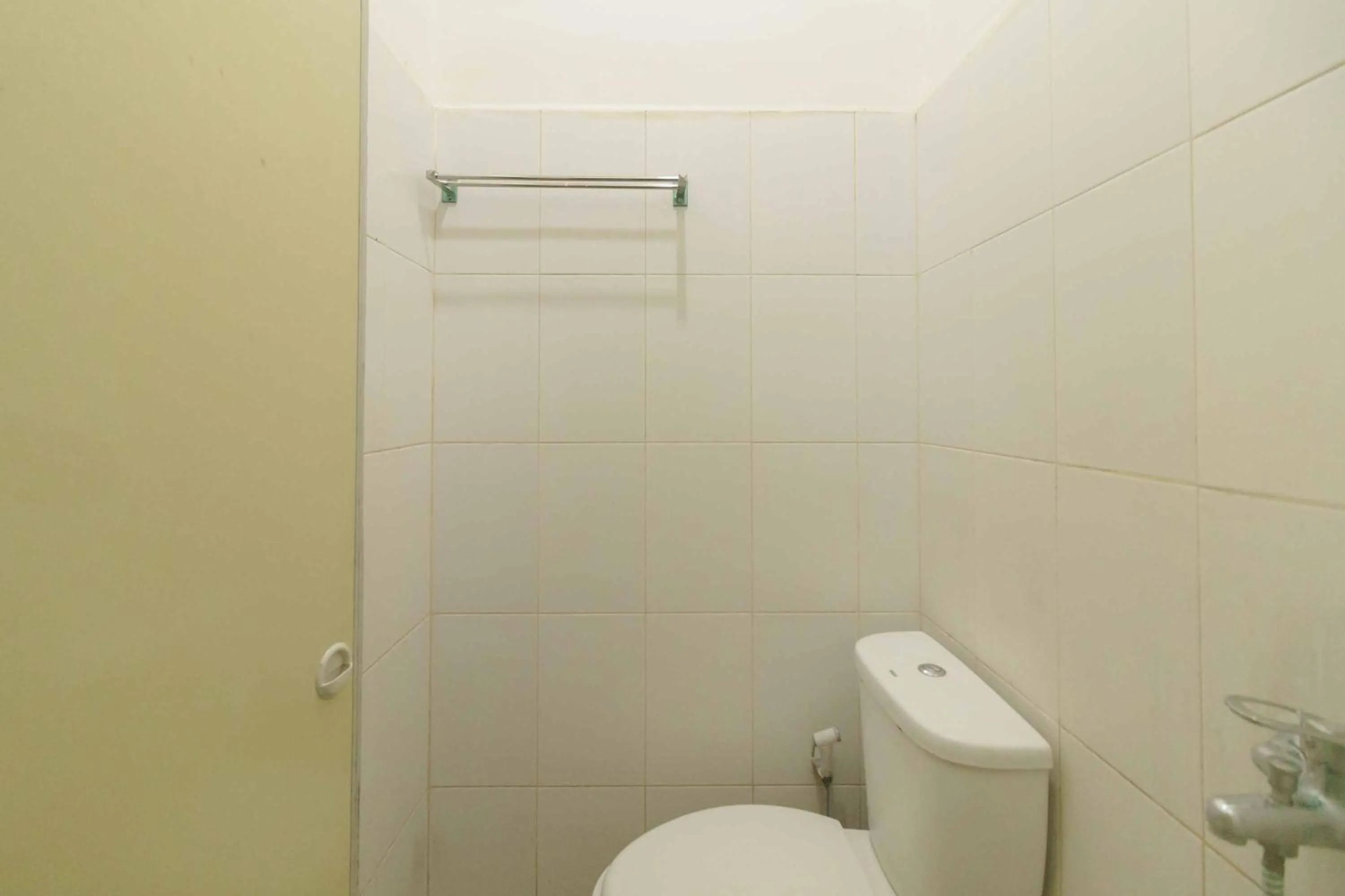 Bathroom in RedDoorz @ Haraito Tarutung