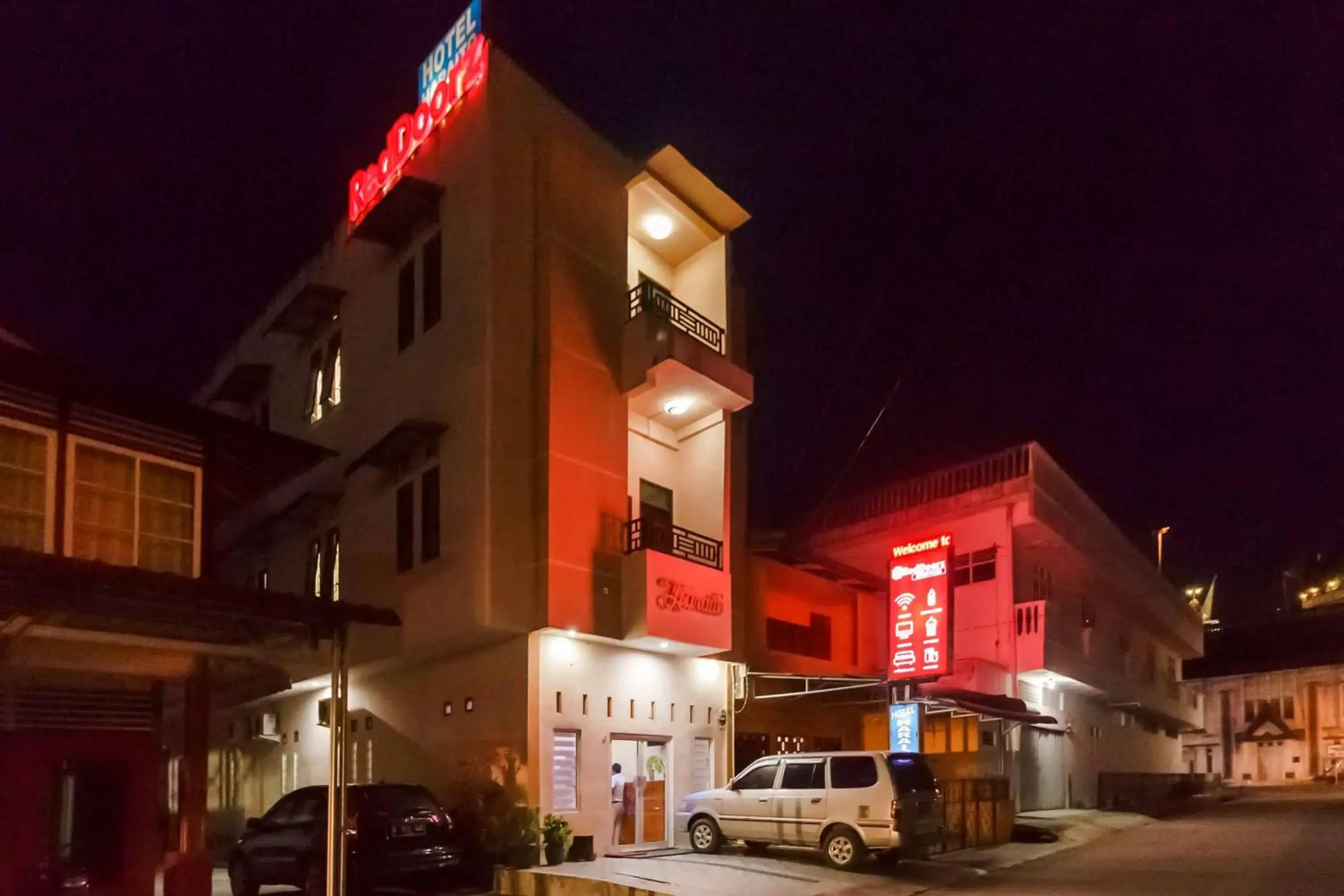 Facade/entrance in RedDoorz @ Haraito Tarutung Facade/entrance in RedDoorz @ Haraito Tarutung