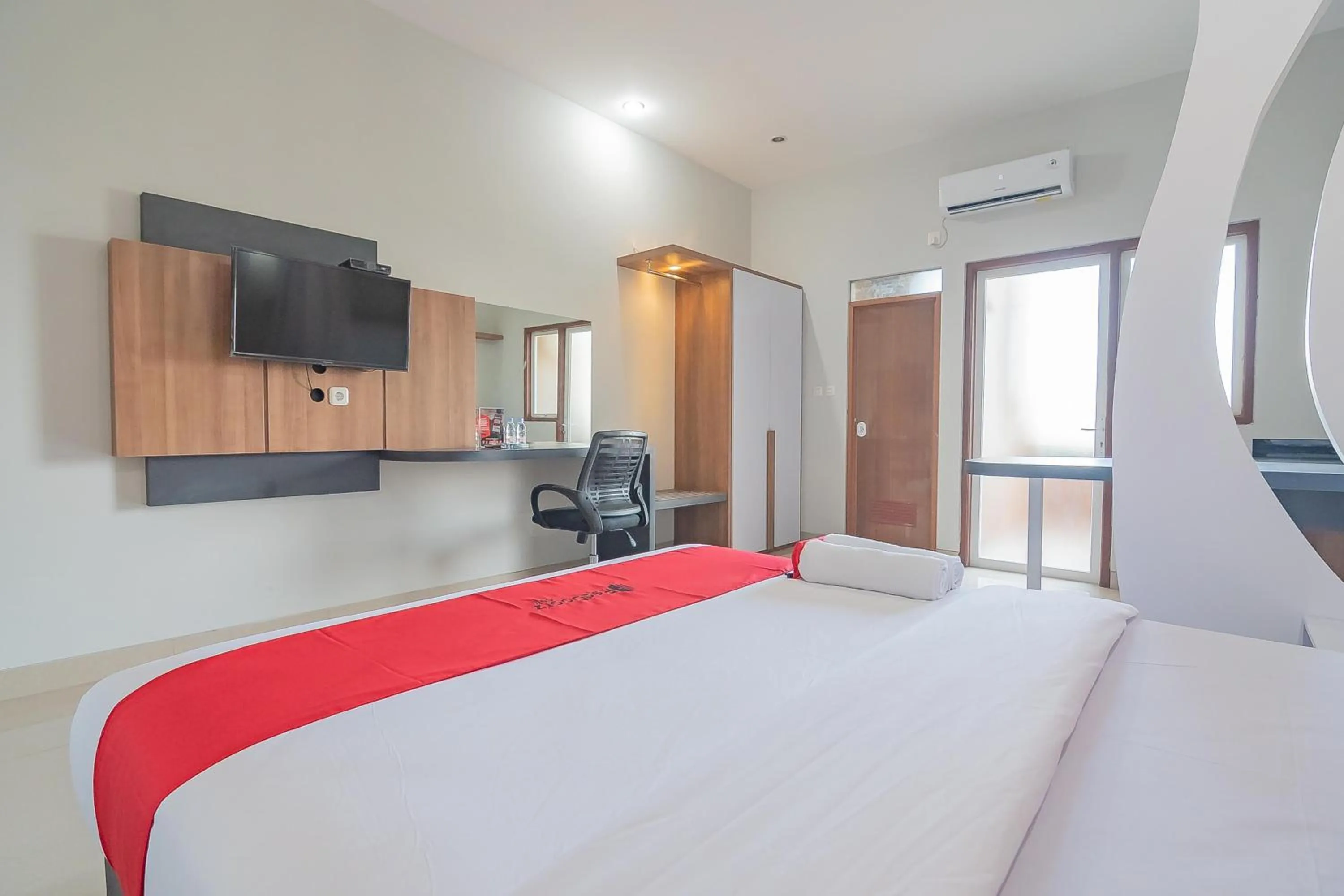 Bedroom, Bed in RedDoorz Plus near Taman Budaya Samarinda